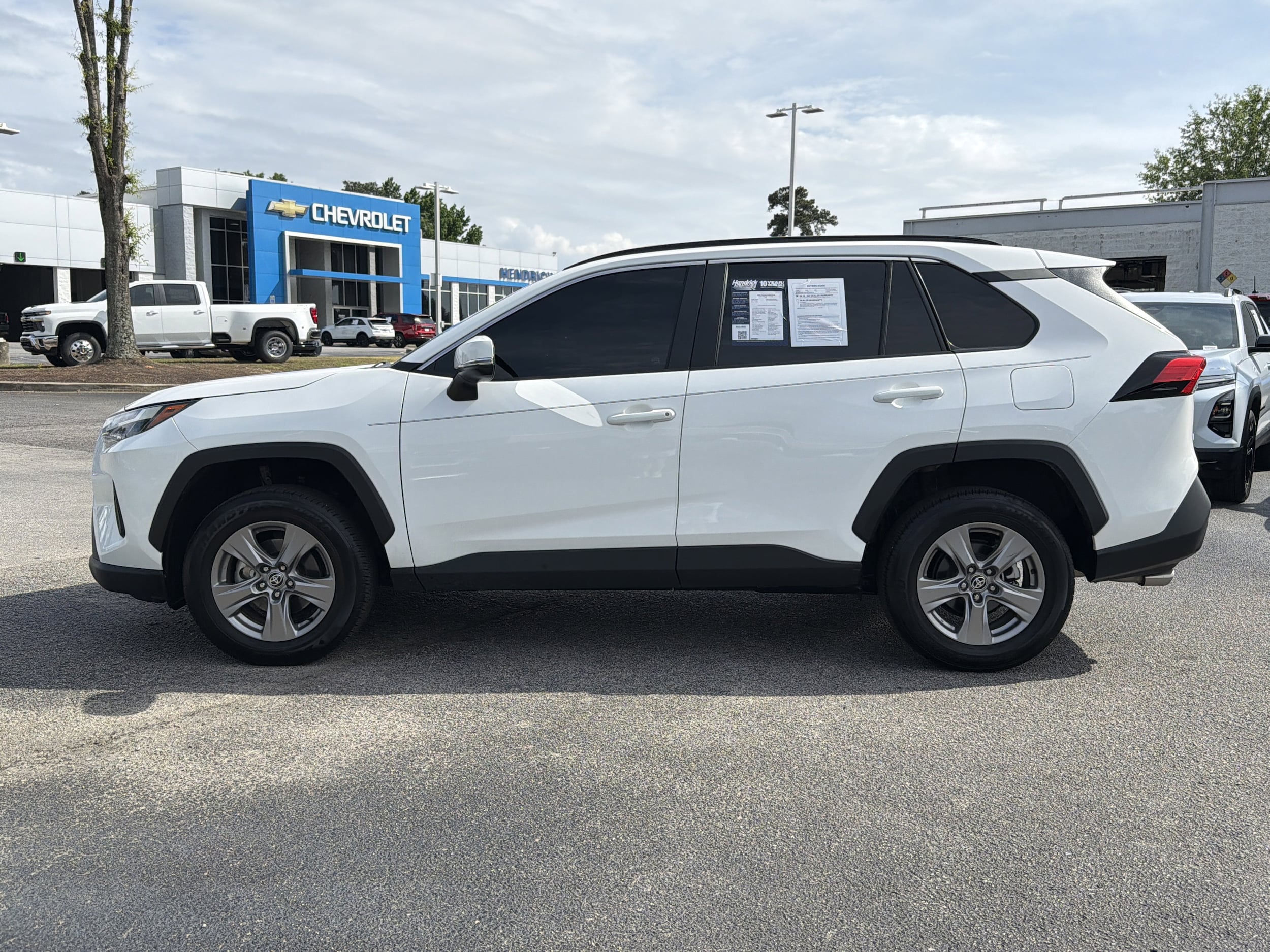 2023 Toyota RAV4 XLE photo 3