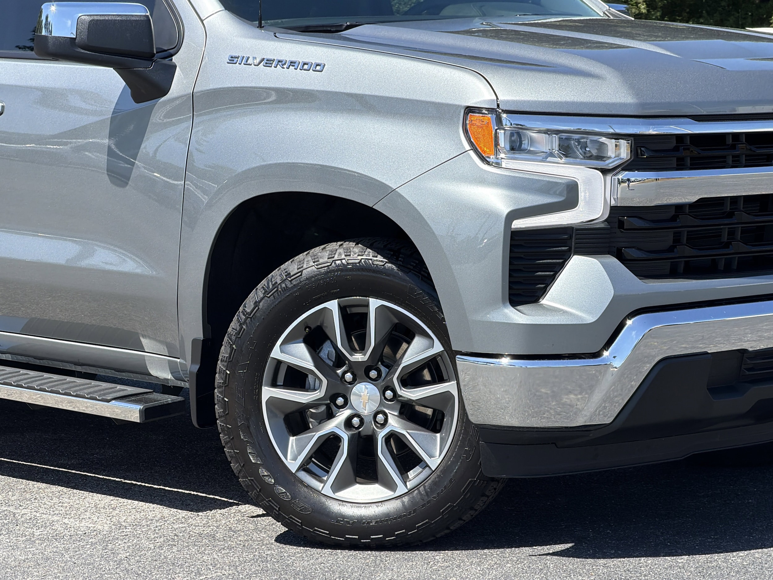 2025 Chevrolet Silverado 1500 LT photo 2