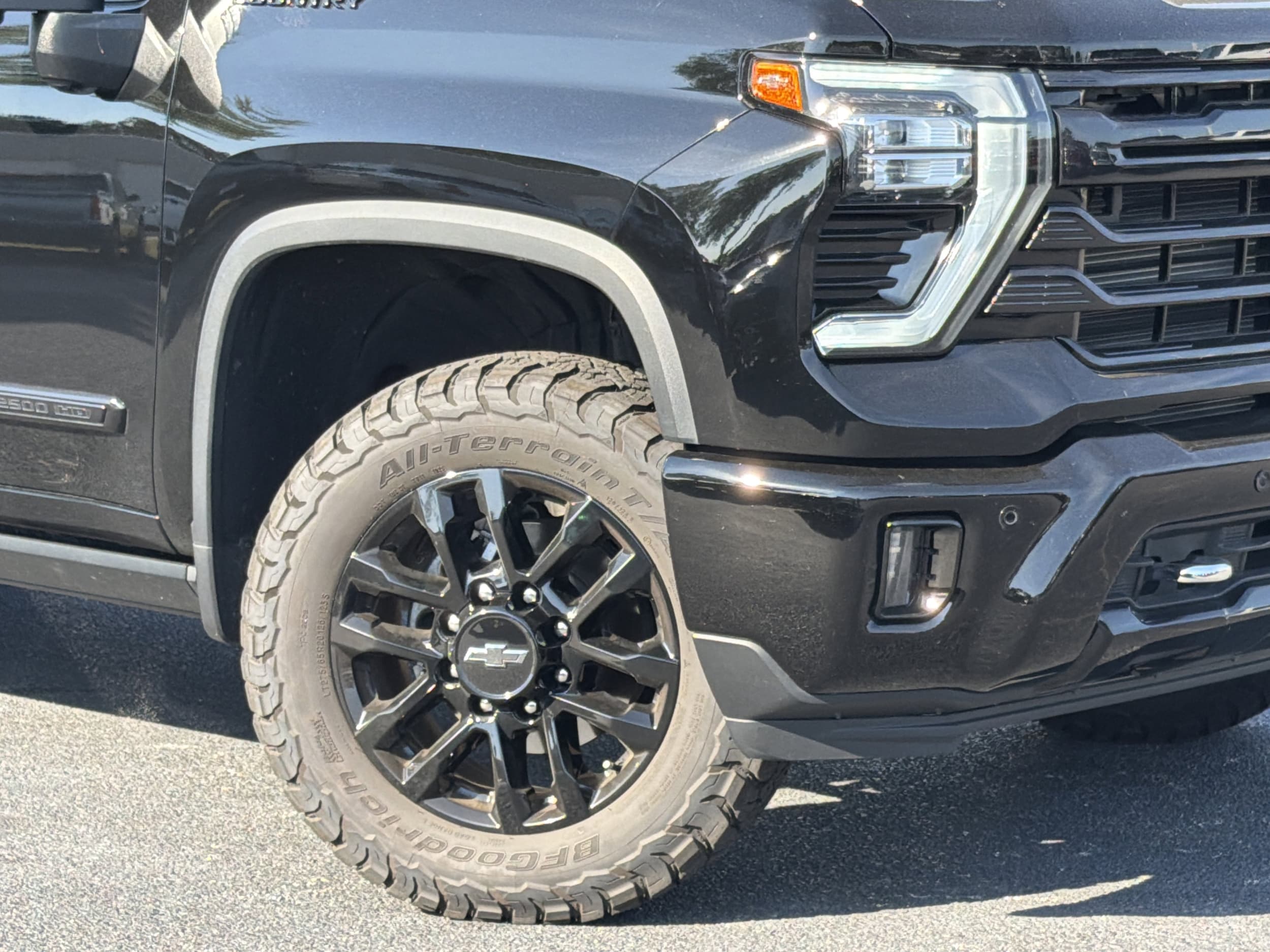 2025 Chevrolet Silverado 2500HD High Country photo 2