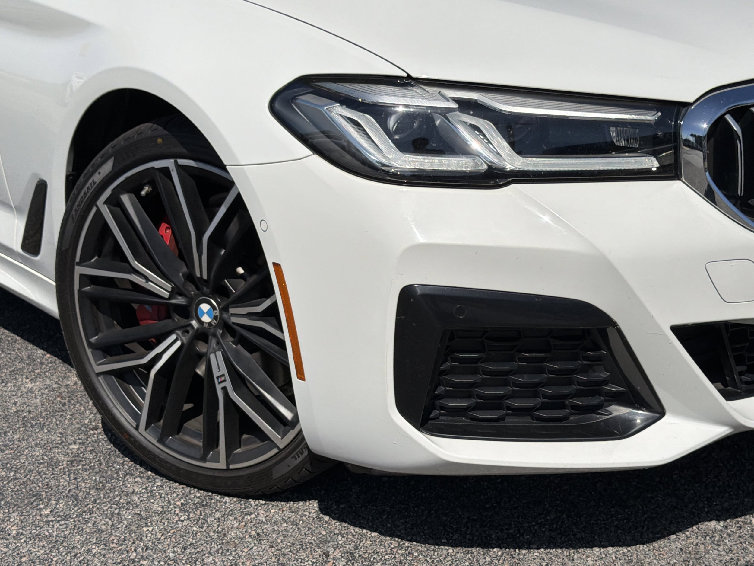 2021 BMW 5 Series 530e photo 2