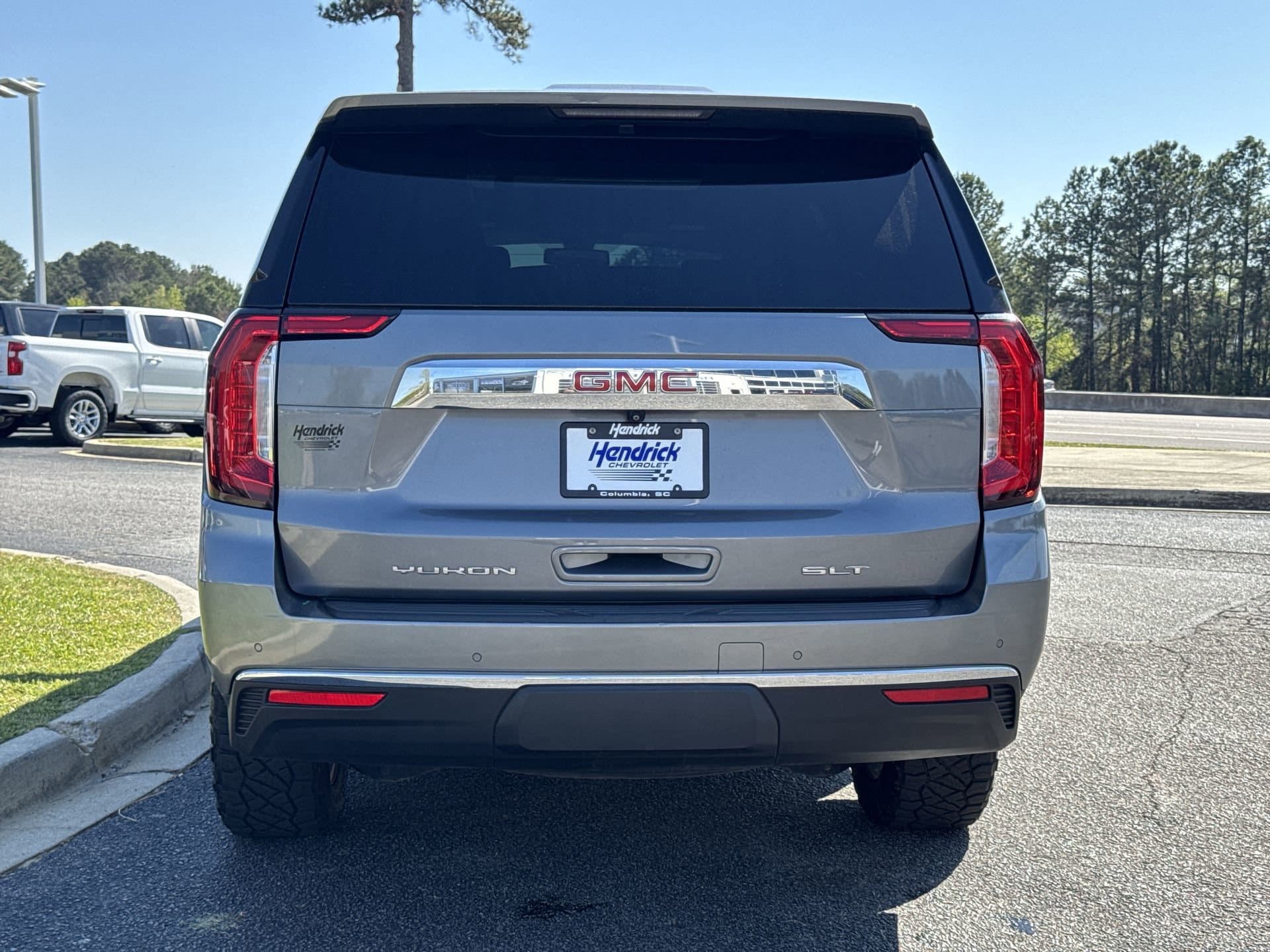 2022 GMC Yukon SLT photo 3