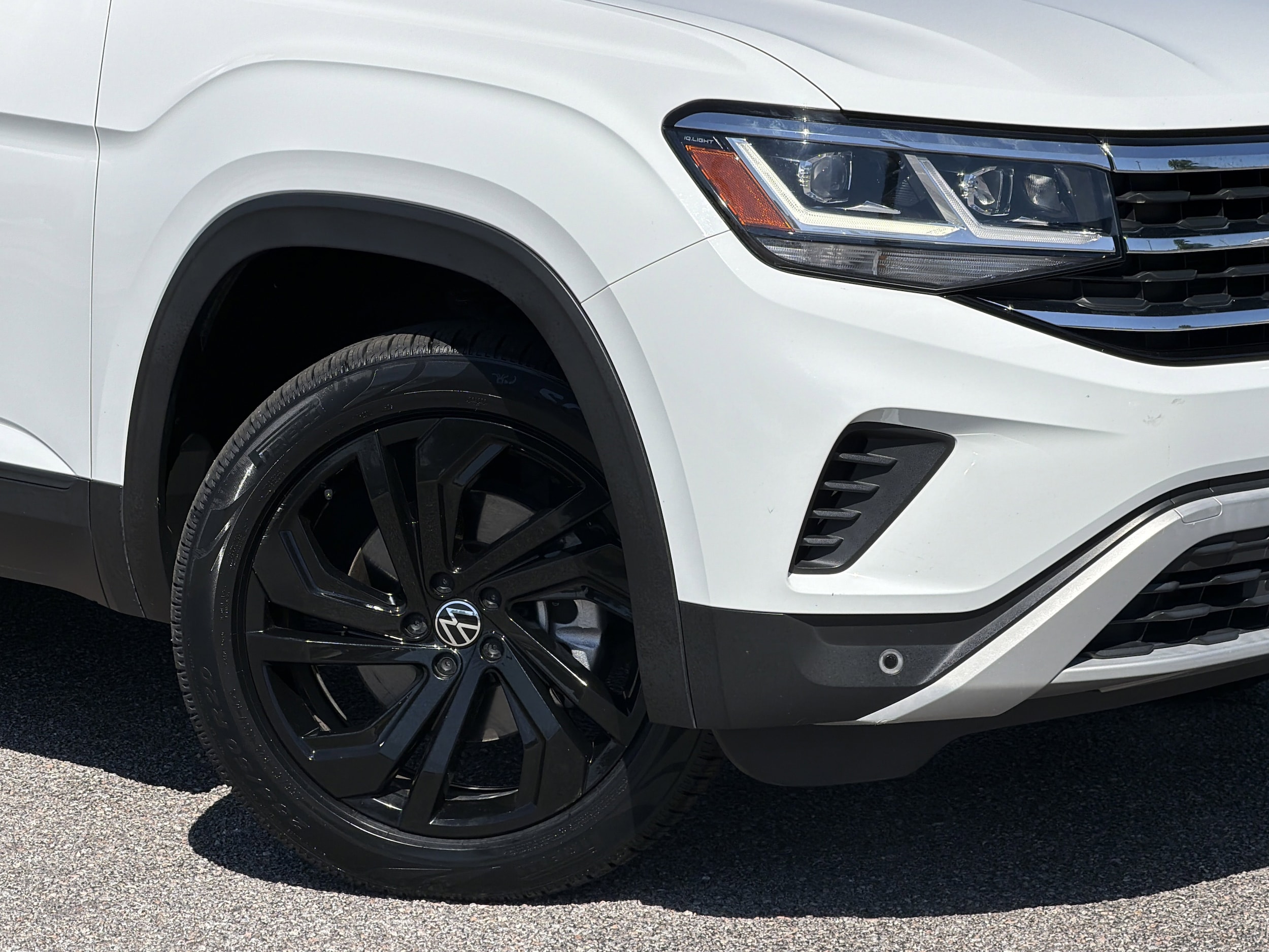 2022 Volkswagen Atlas 3.6L V6 SE w/Technology photo 2