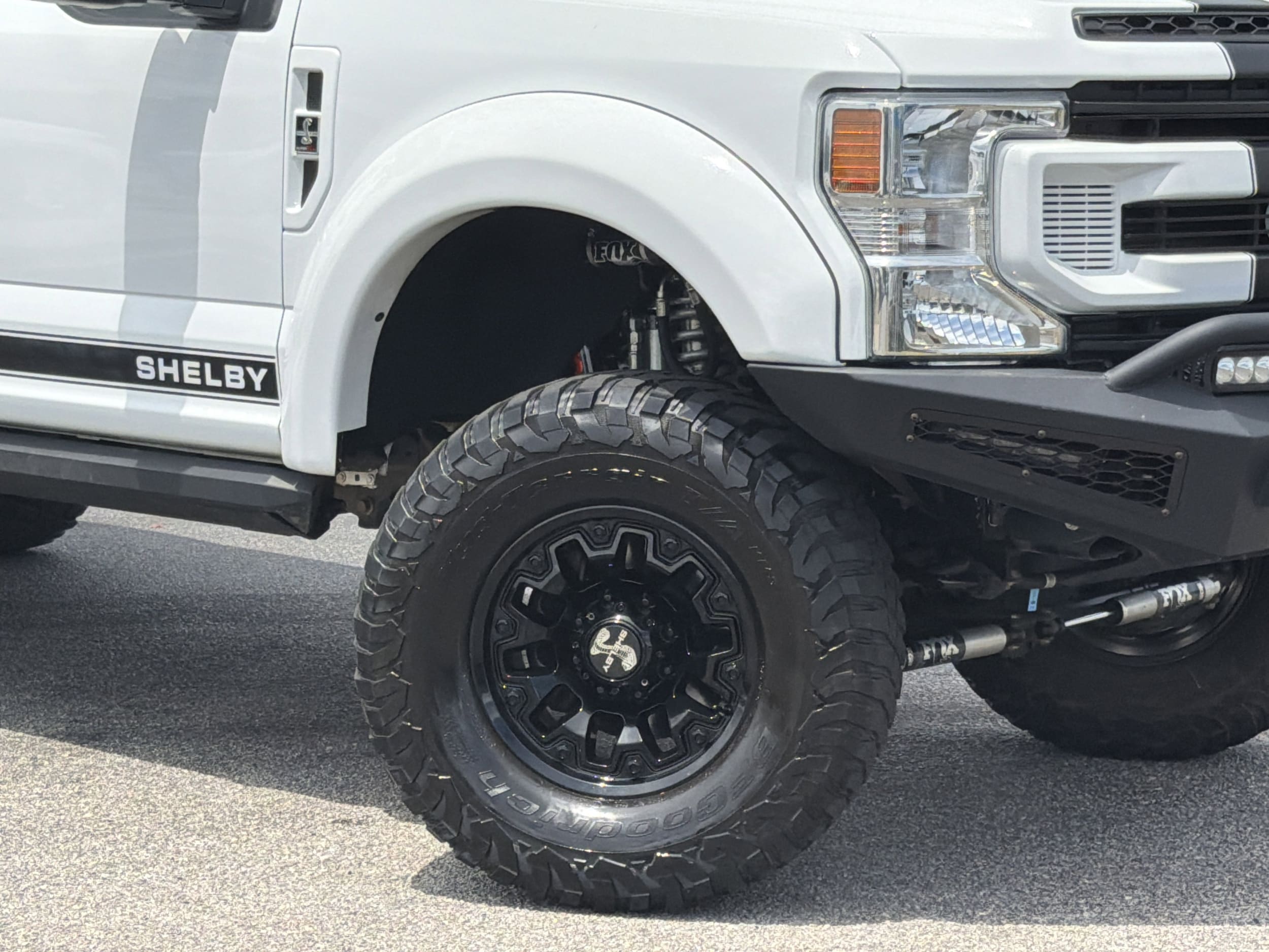 2022 Ford Super Duty F-250 SRW LARIAT photo 2