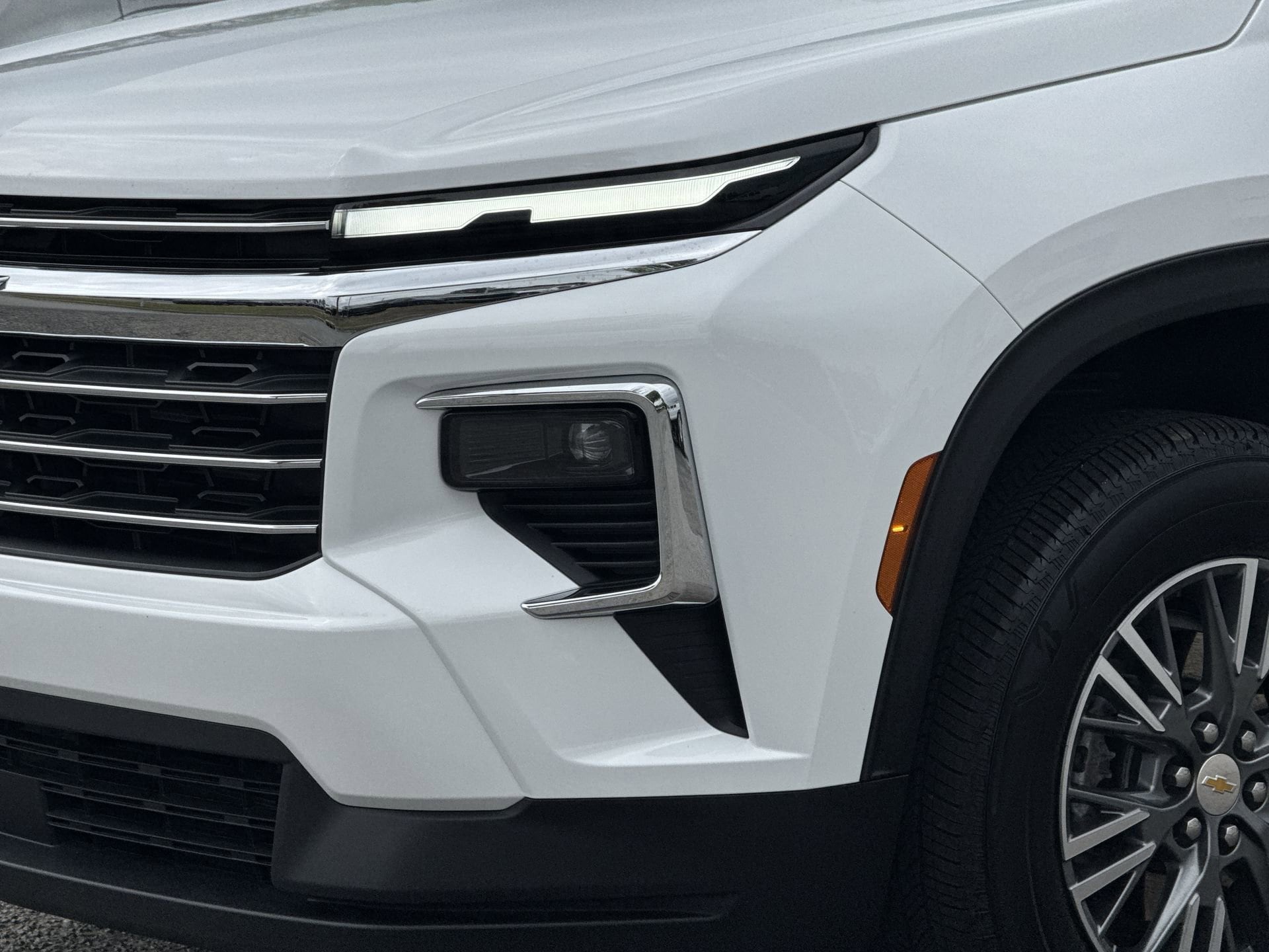 2025 Chevrolet Traverse FWD LT photo 4