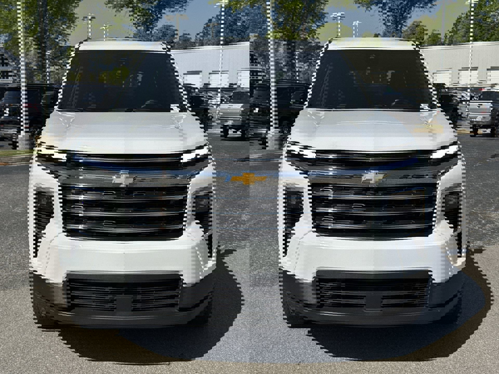 2025 Chevrolet Traverse FWD LT photo 2