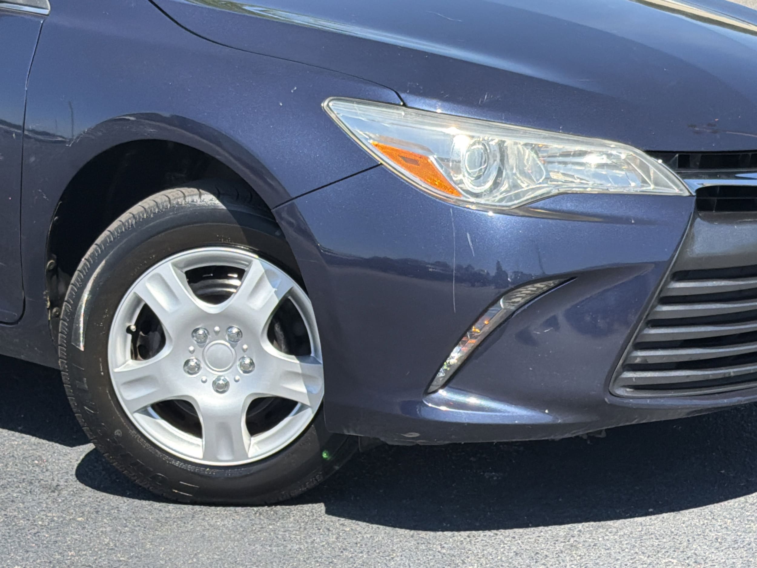 2015 Toyota Camry LE photo 2