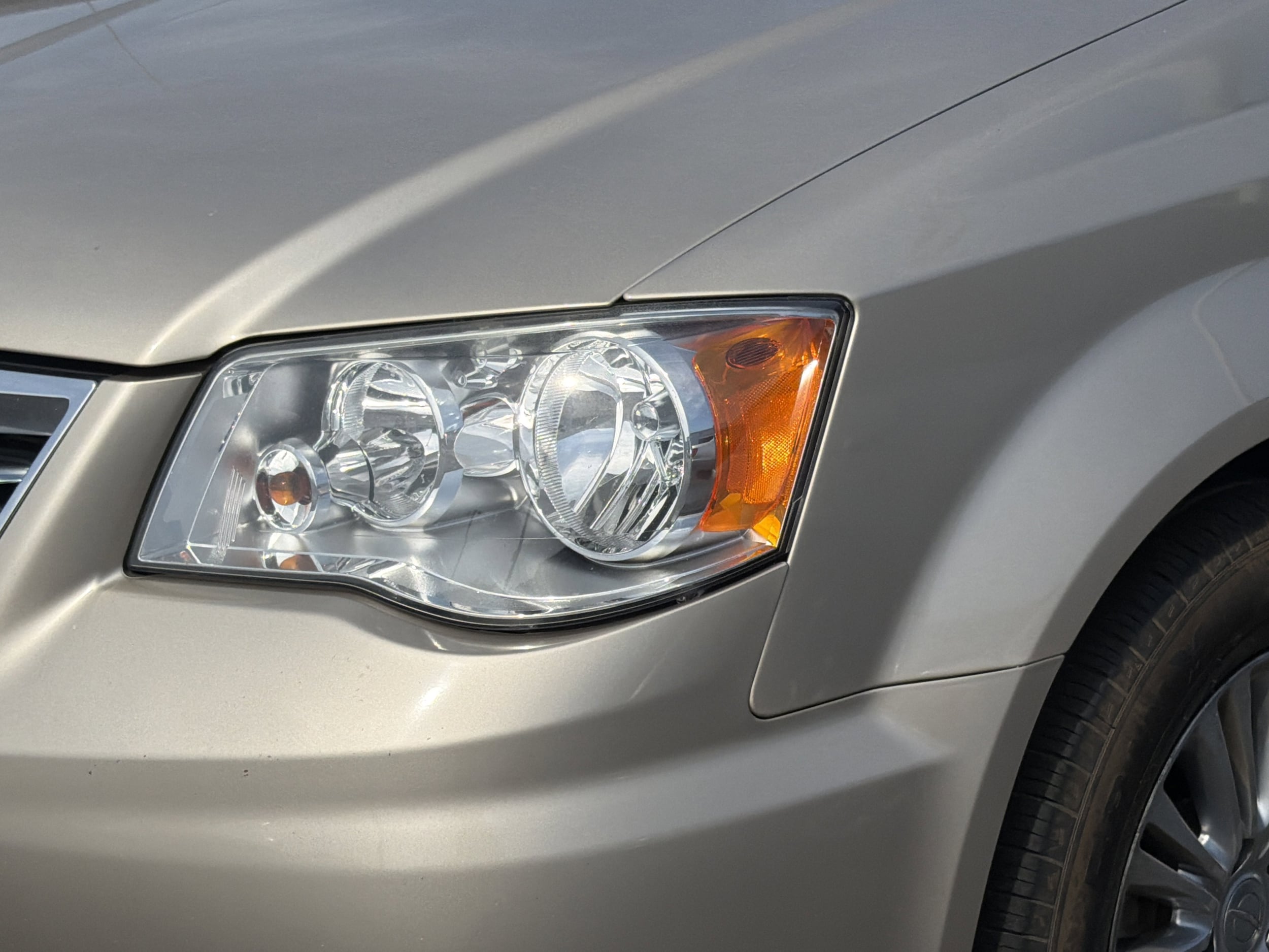 2013 Chrysler Town & Country Touring-L photo 3