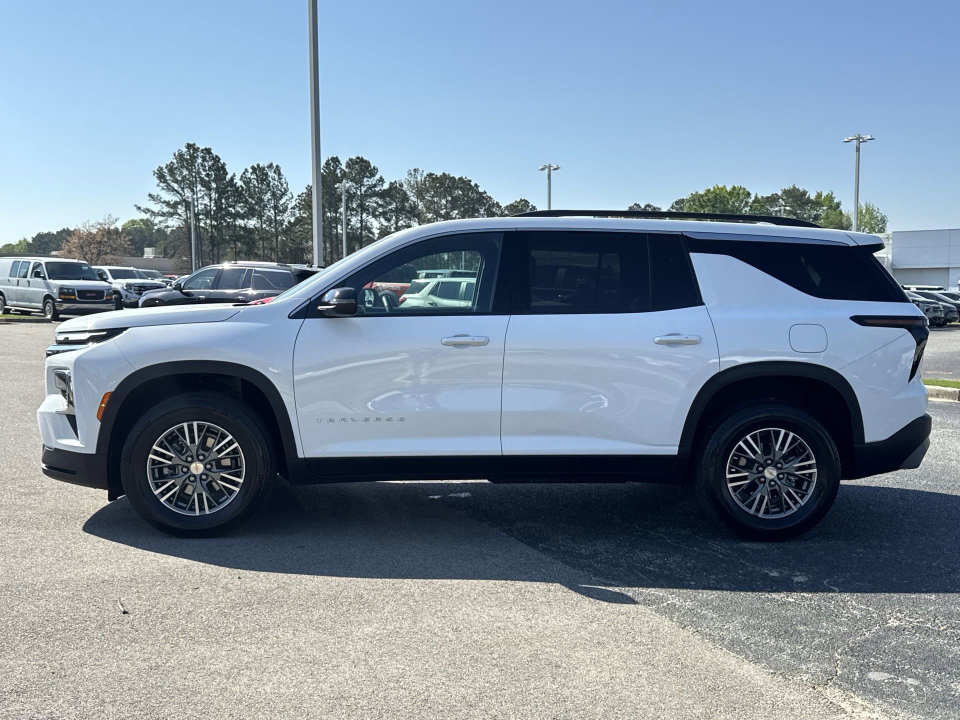 2025 Chevrolet Traverse FWD LT photo 5