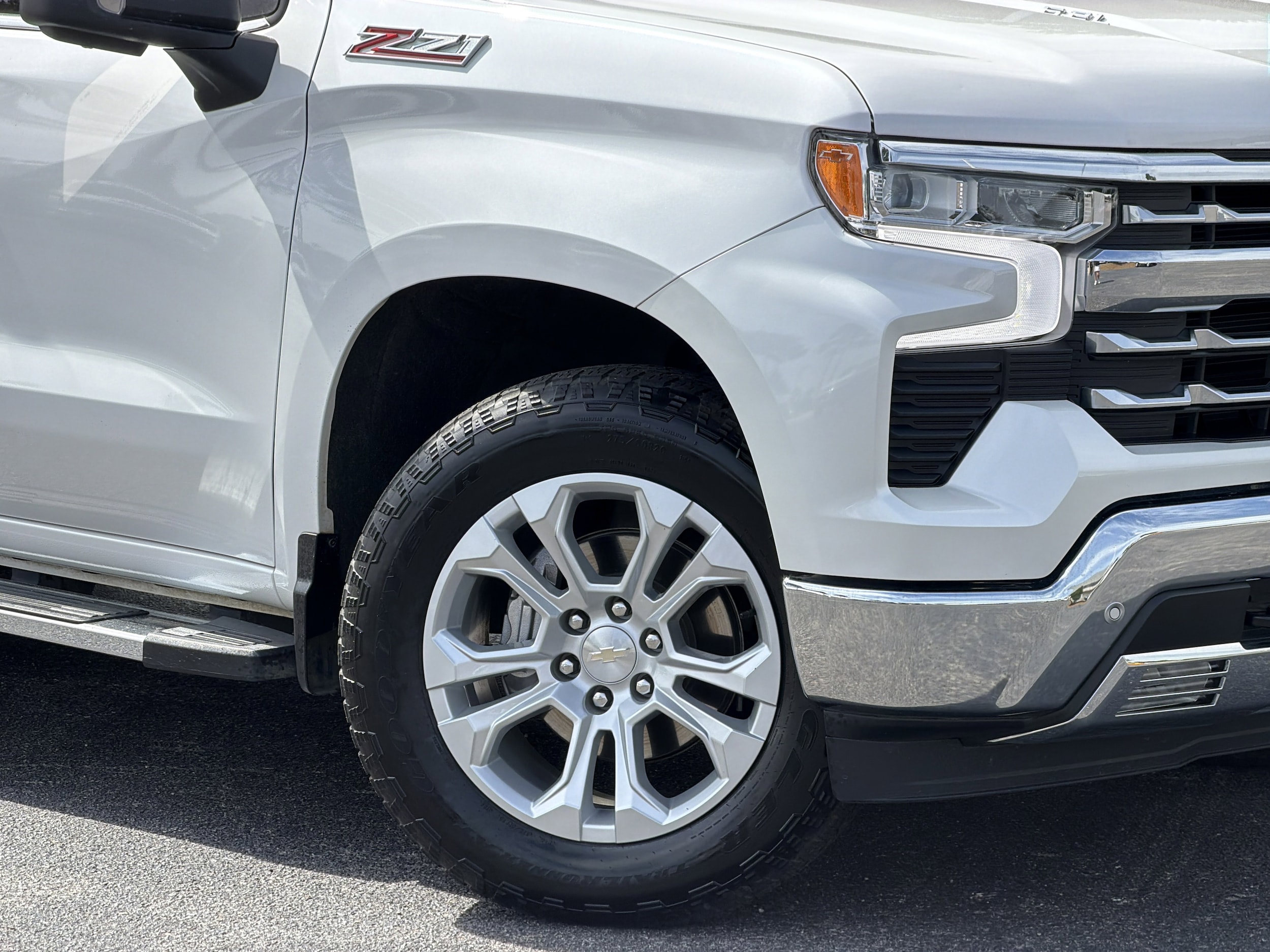 2023 Chevrolet Silverado 1500 LTZ photo 2