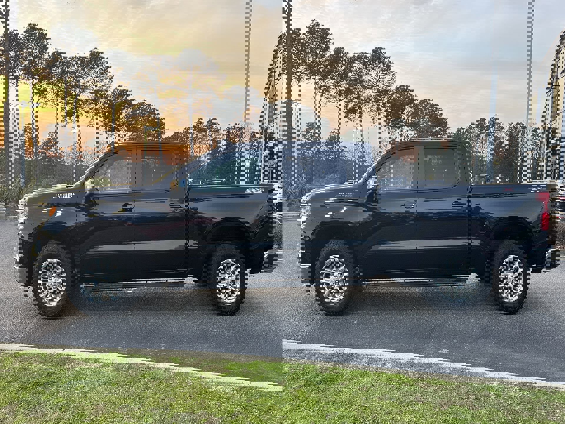 2023 Chevrolet Silverado 1500 LT photo 5