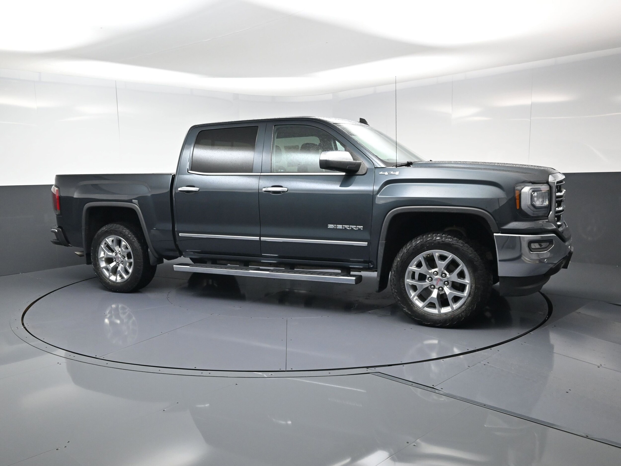 2017 Gmc Sierra SLT photo 2