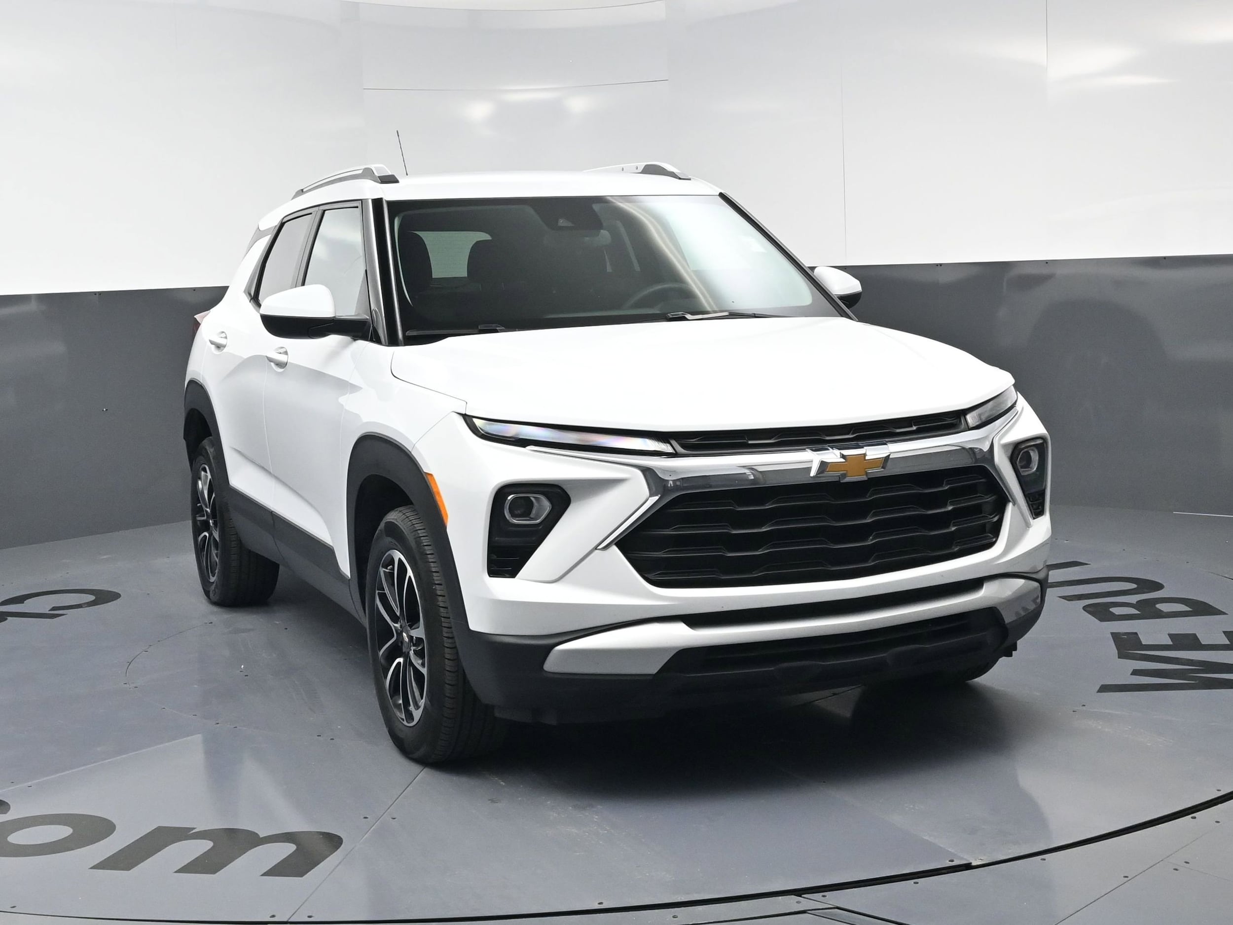 2024 Chevrolet Trailblazer LT photo 2