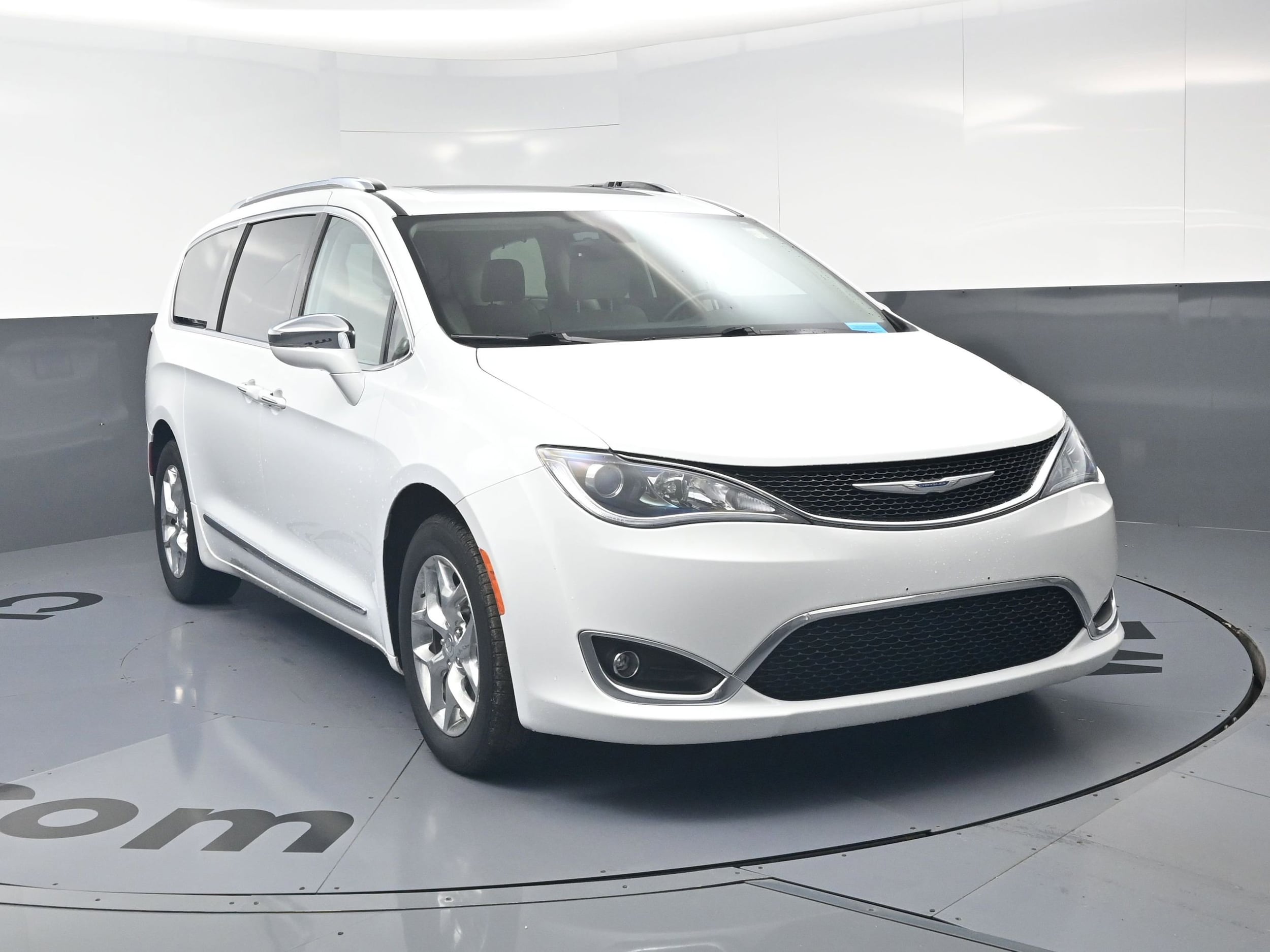 2017 Chrysler Pacifica Limited photo 2