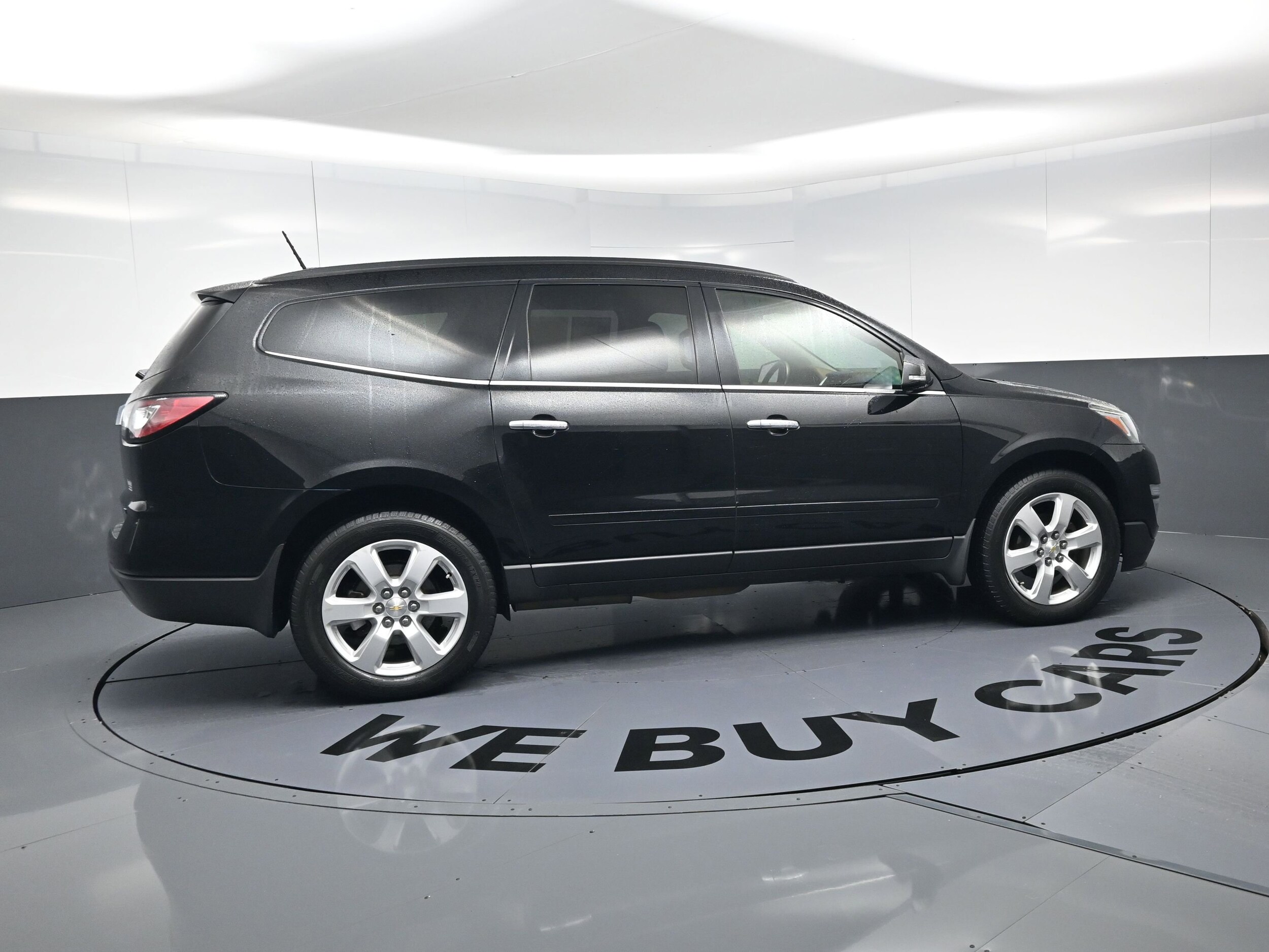 2017 Chevrolet Traverse 1LT photo 2