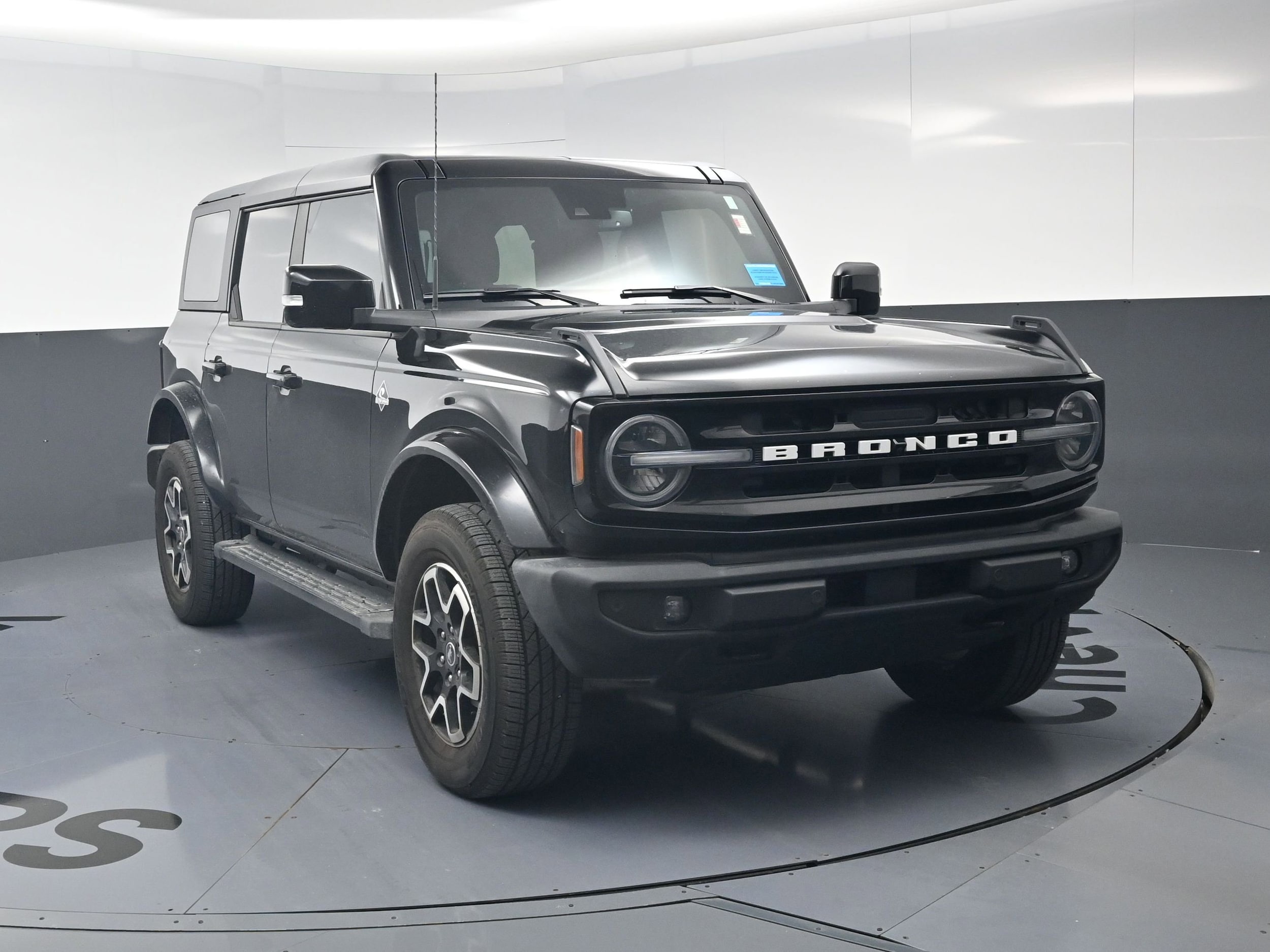 2021 Ford Bronco Outer Banks photo 2