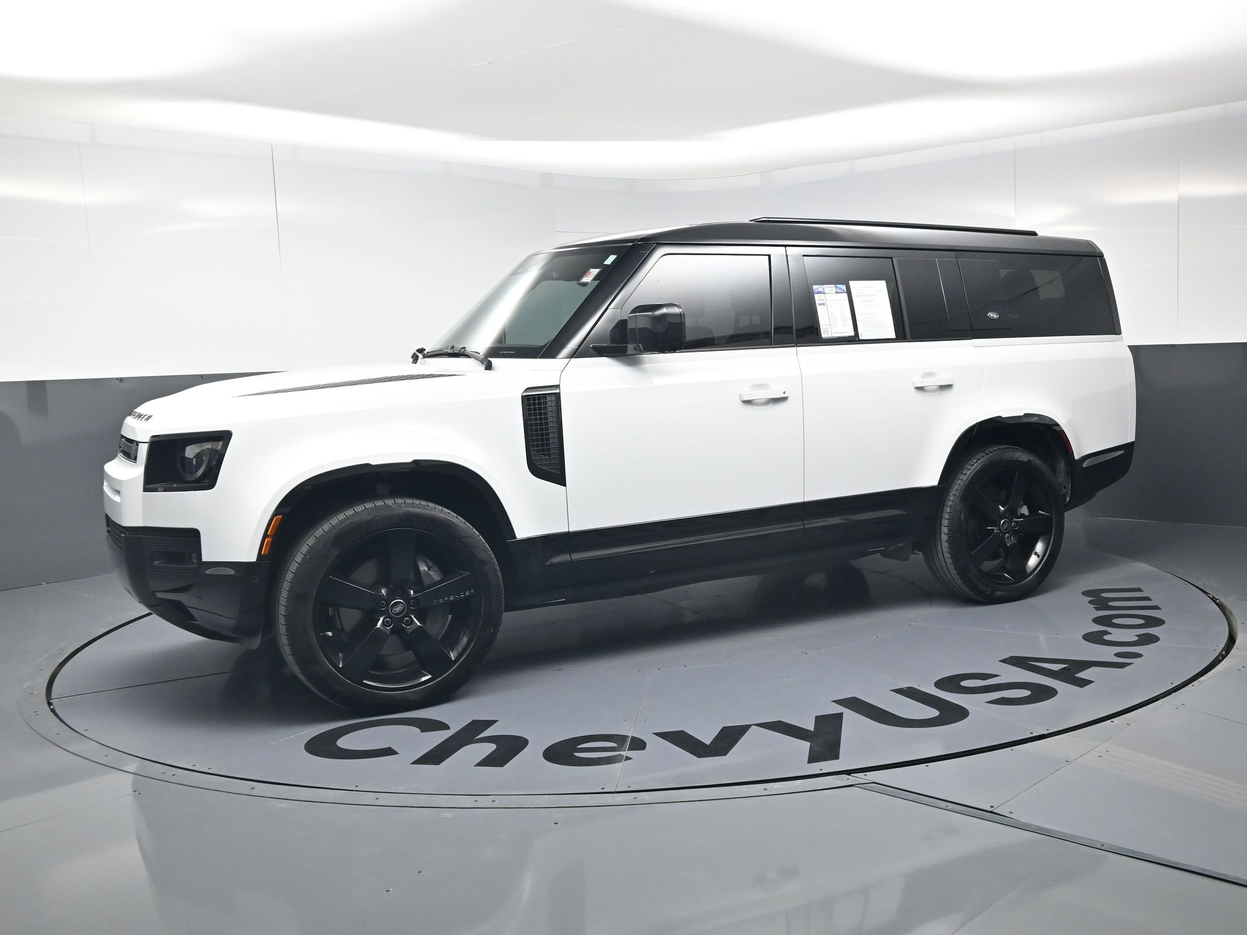 2024 Land Rover Defender X-Dynamic SE photo 4