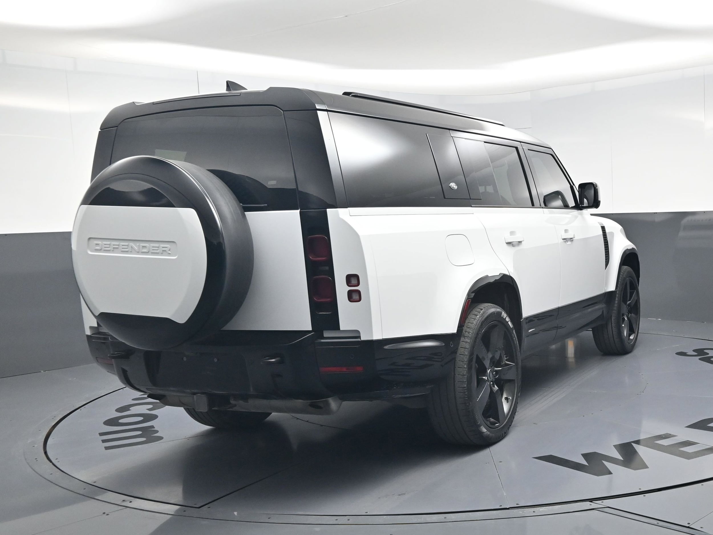 2024 Land Rover Defender X-Dynamic SE photo 3