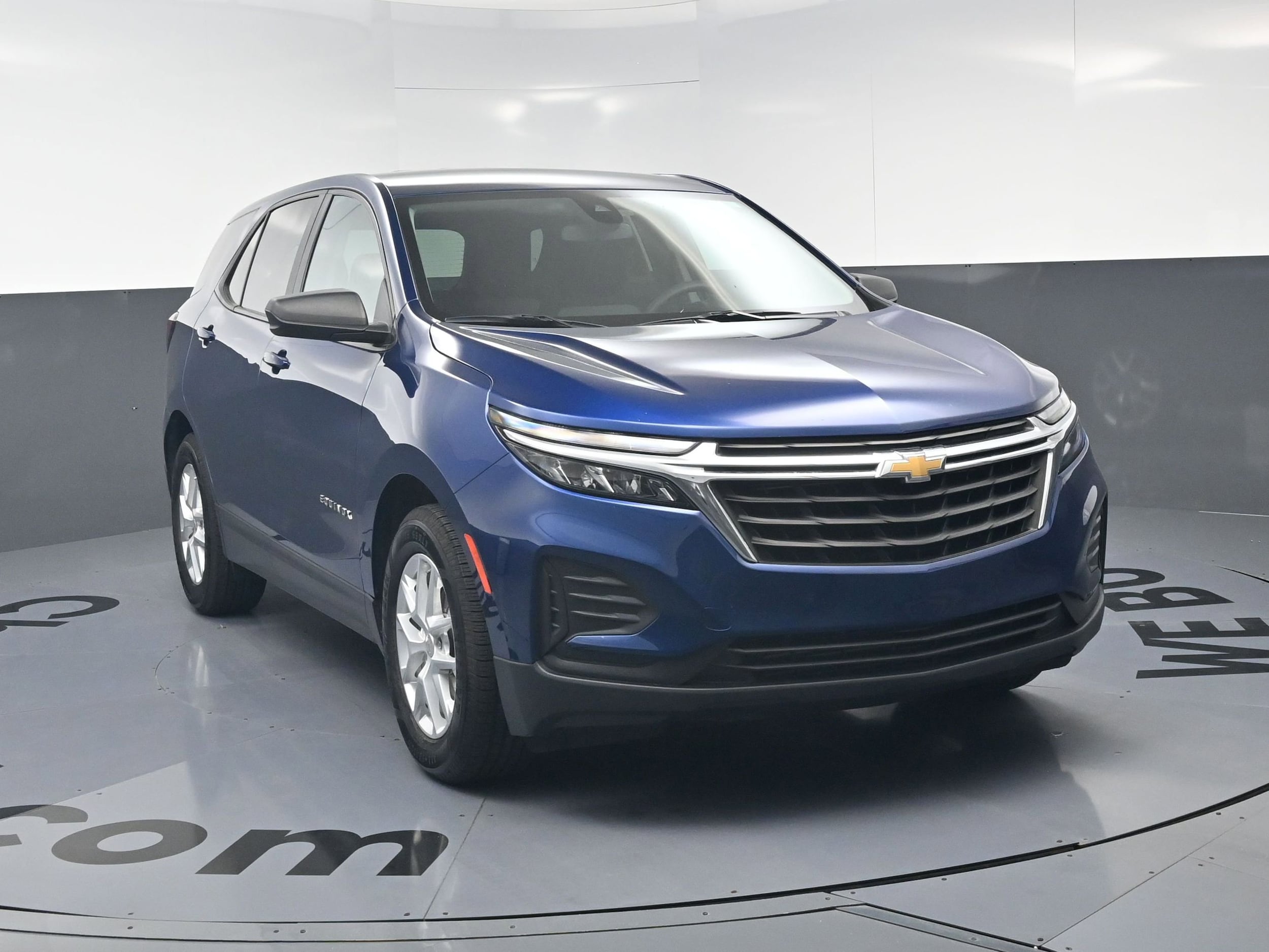 2022 Chevrolet Equinox LS photo 2