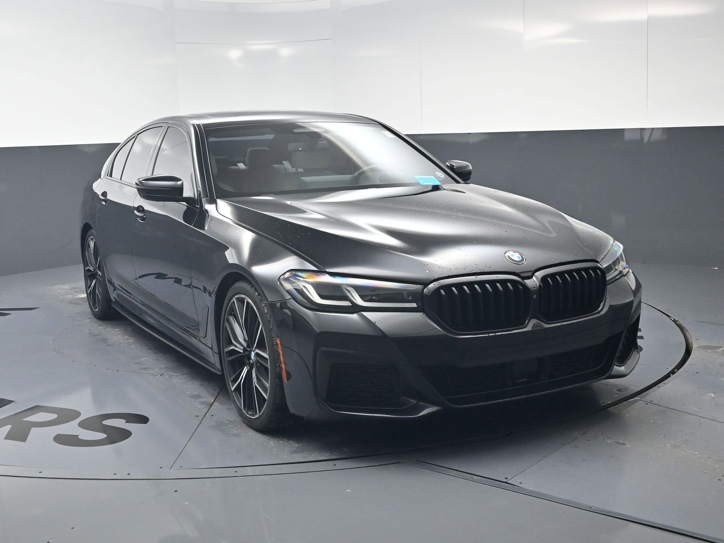 2021 BMW 5 Series 530i xDrive photo 3