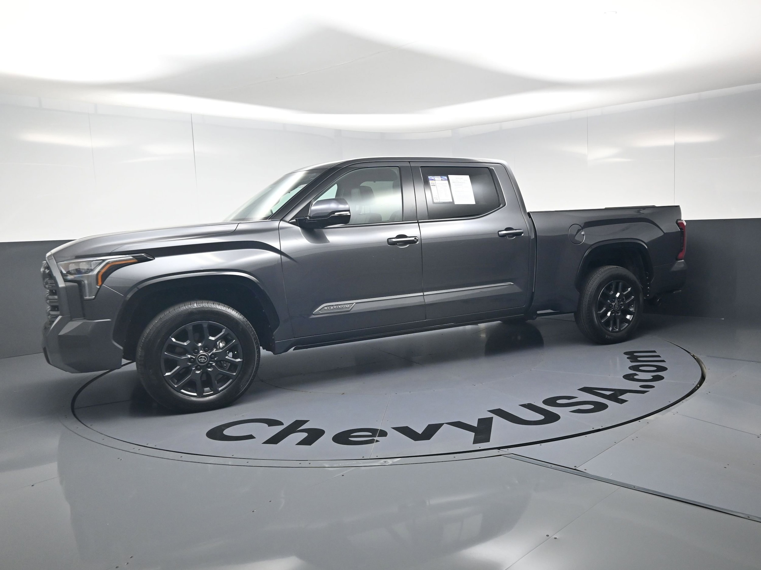 2025 Toyota Tundra 4WD Platinum photo 4