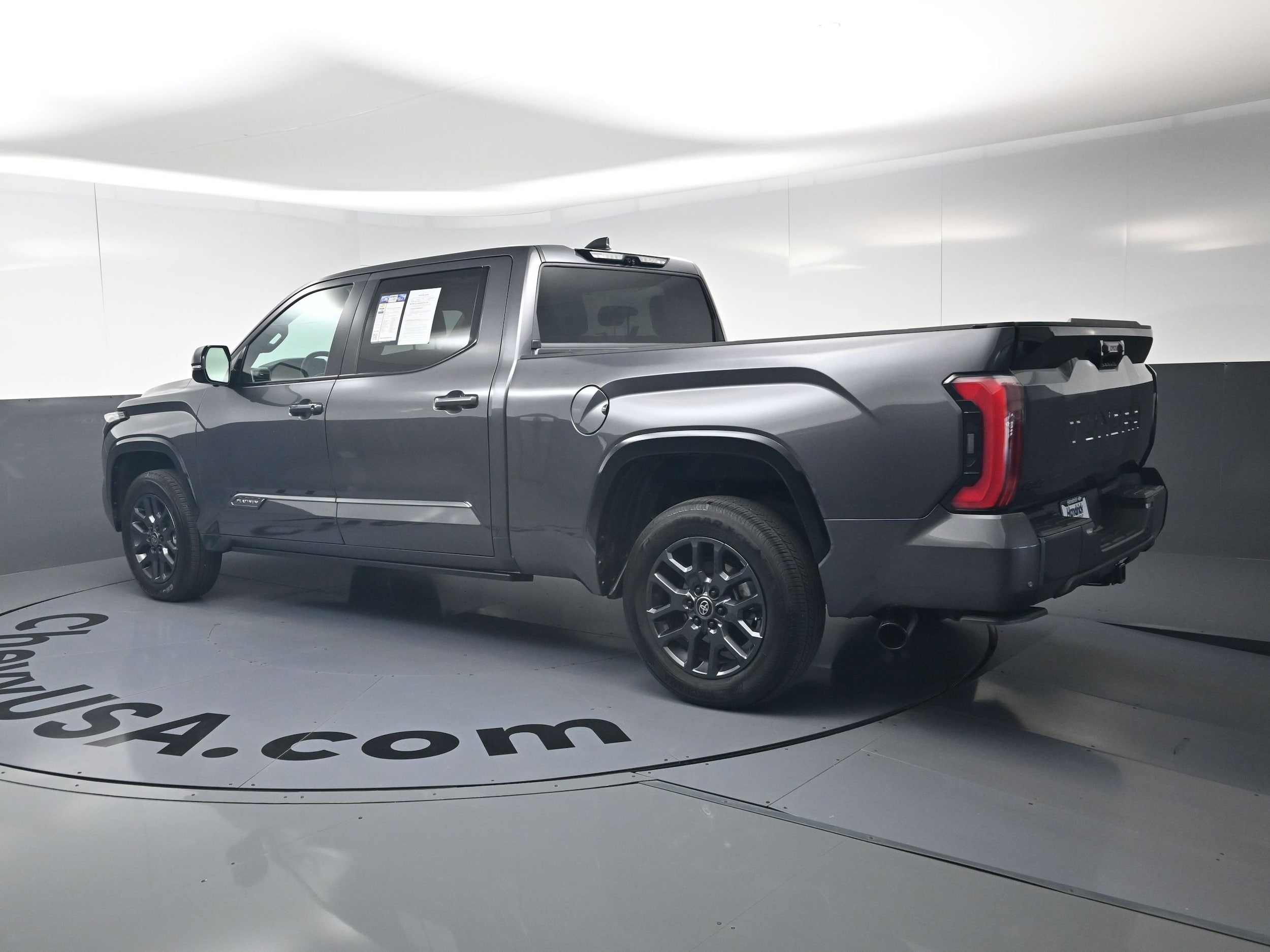 2025 Toyota Tundra 4WD Platinum photo 5