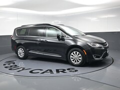 2017 Chrysler Pacifica Touring-L Minivan