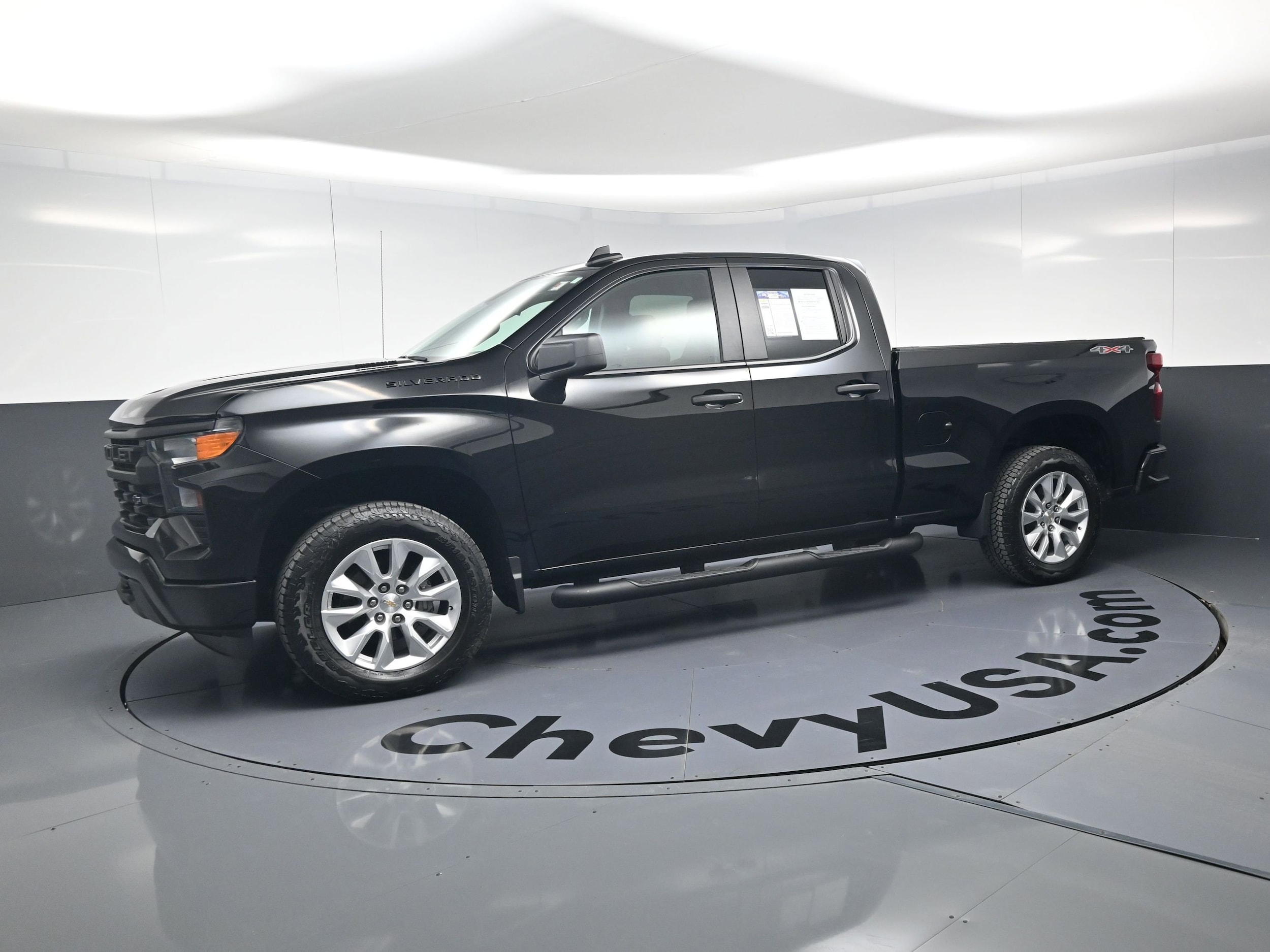 2025 Chevrolet Silverado 1500 Custom photo 4