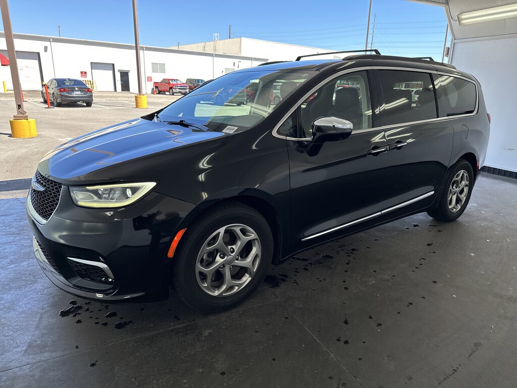 Used 2022 Chrysler Pacifica Limited Minivan