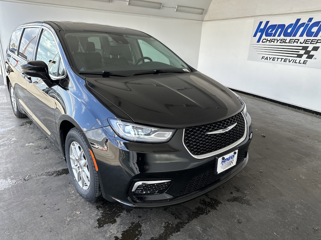 Used 2024 Chrysler Pacifica Touring L Minivan