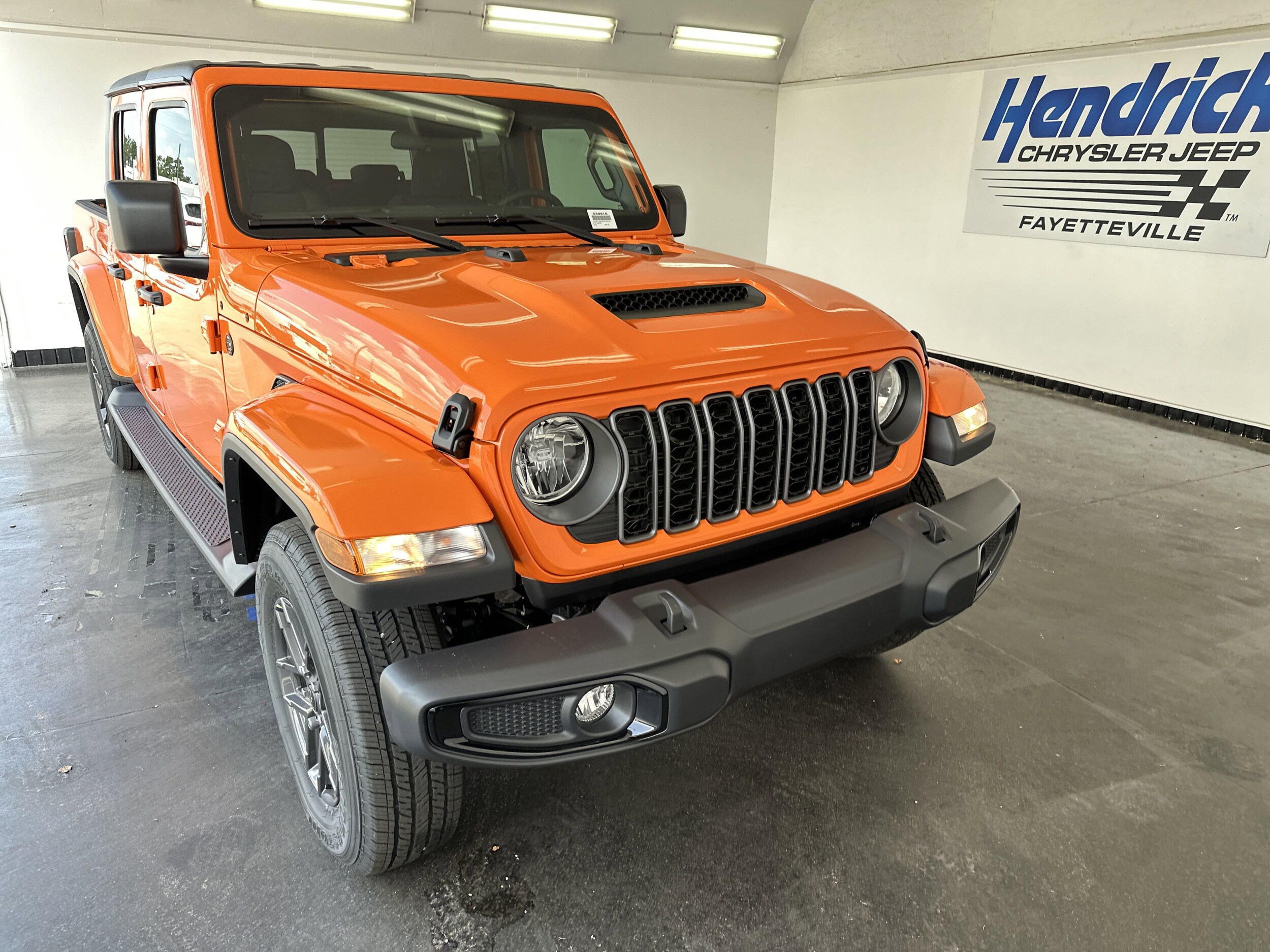2025 Jeep Gladiator Sport S photo 2