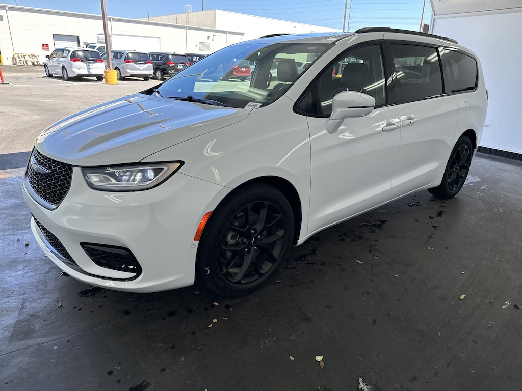 Used 2022 Chrysler Pacifica Limited Minivan