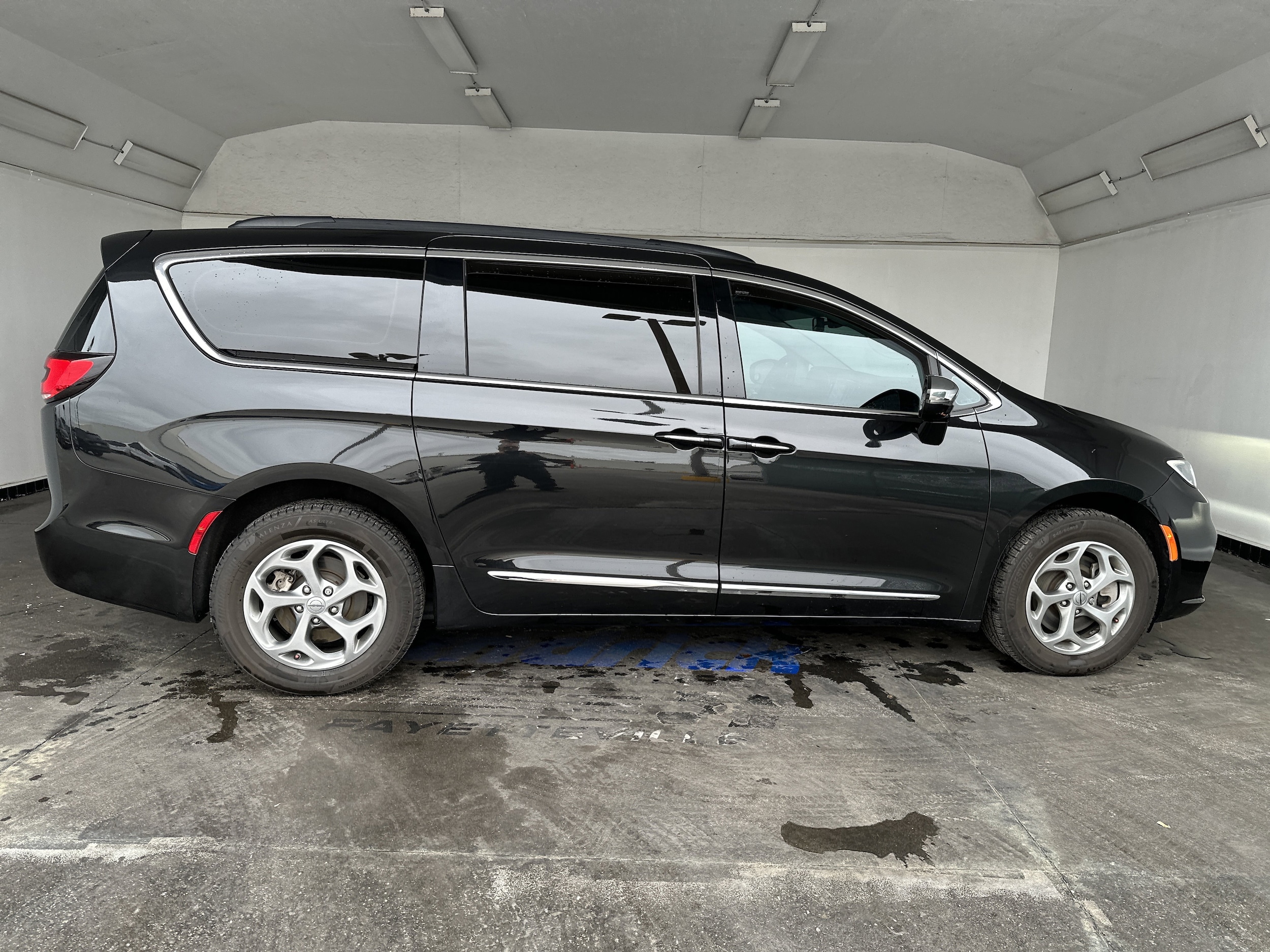 2023 Chrysler Pacifica Limited photo 5