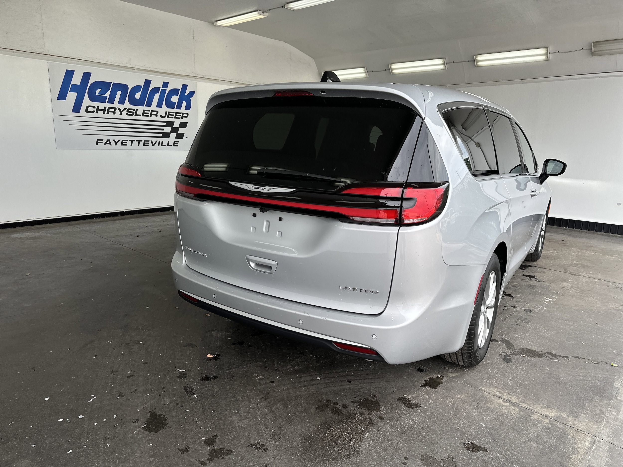 2026 Chrysler Pacifica Limited photo 3