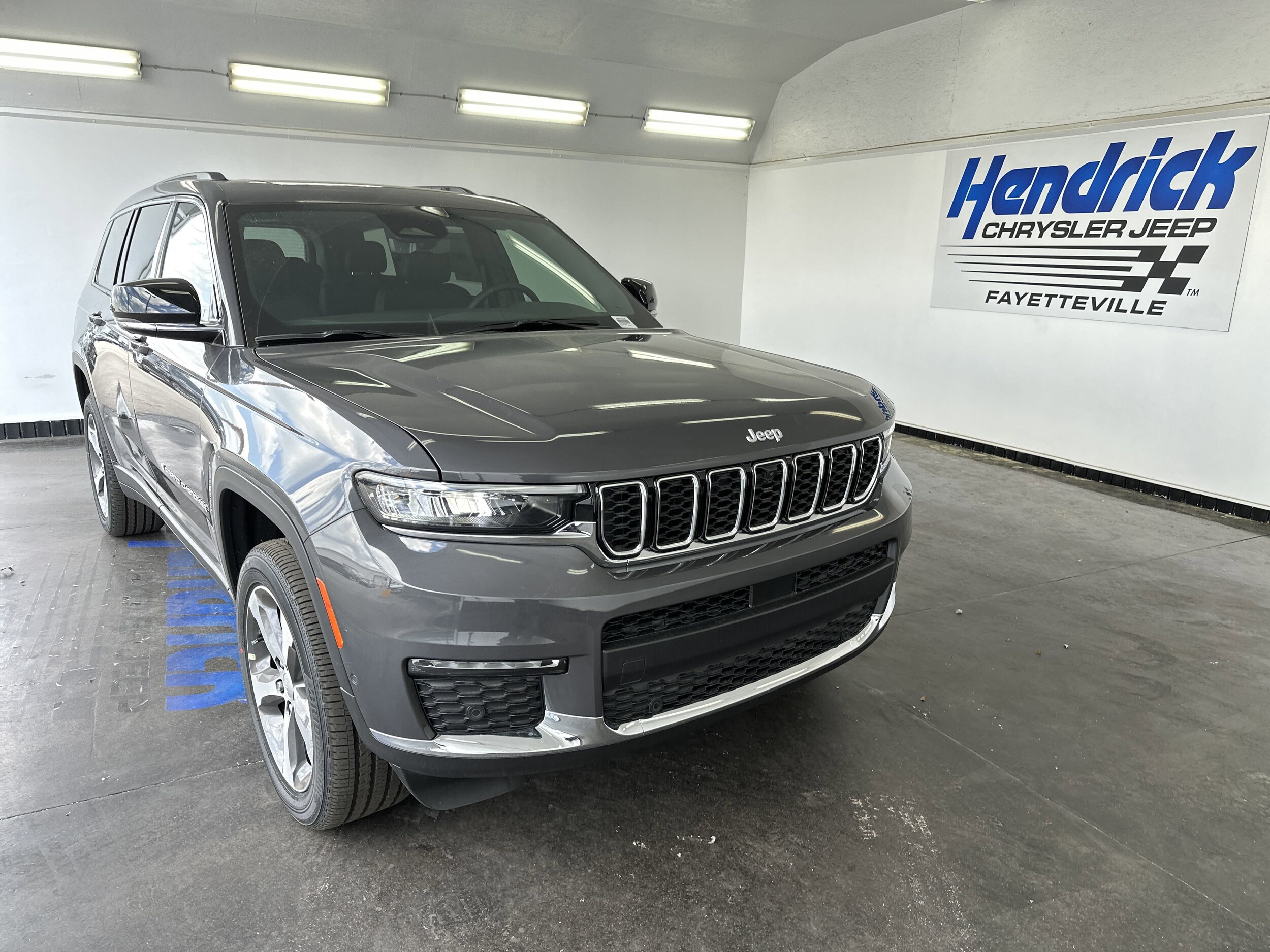 2025 Jeep Grand Cherokee Limited photo 2