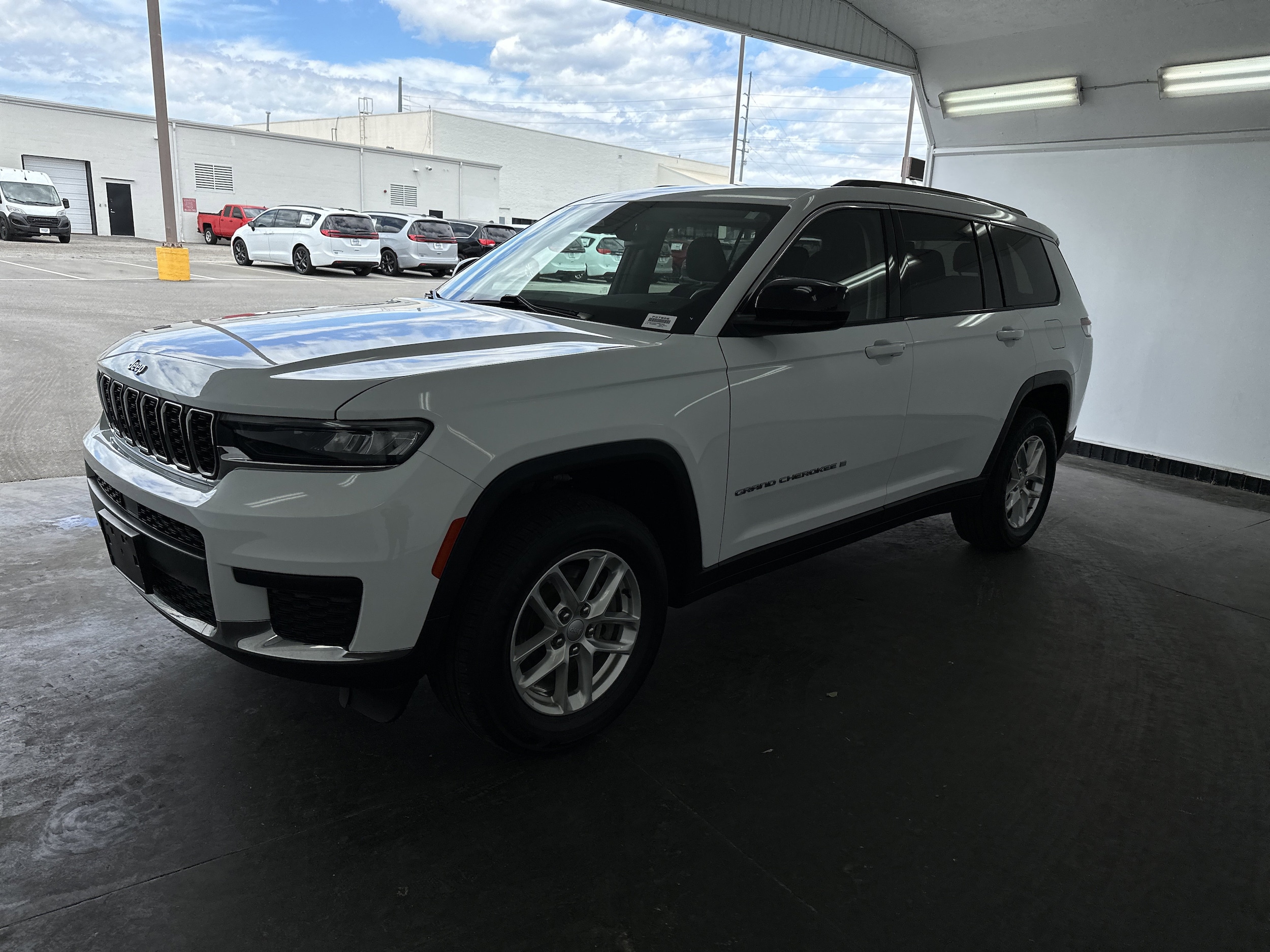 2022 Jeep Grand Cherokee L Laredo photo 2