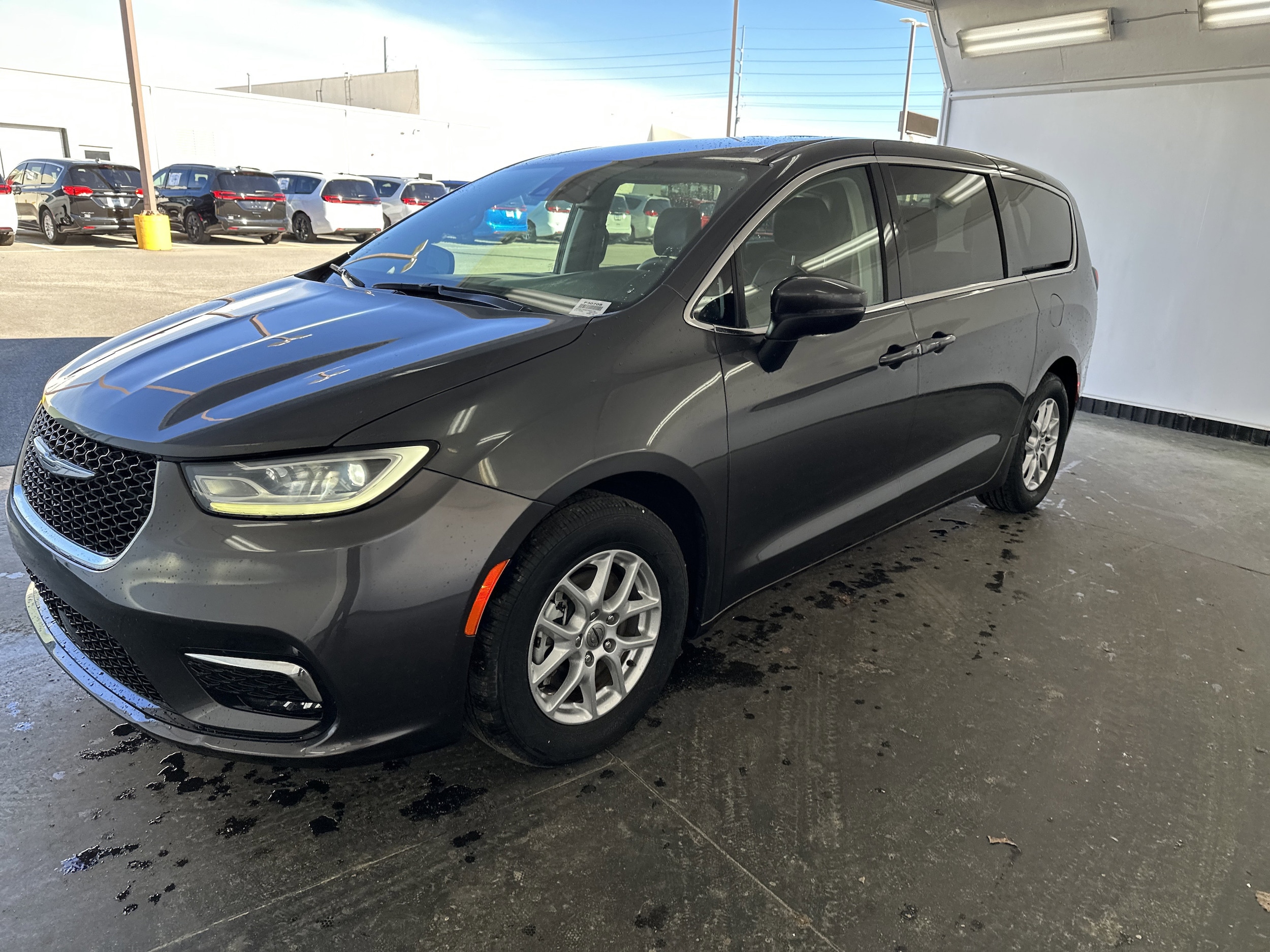 2023 Chrysler Pacifica Touring L photo 2