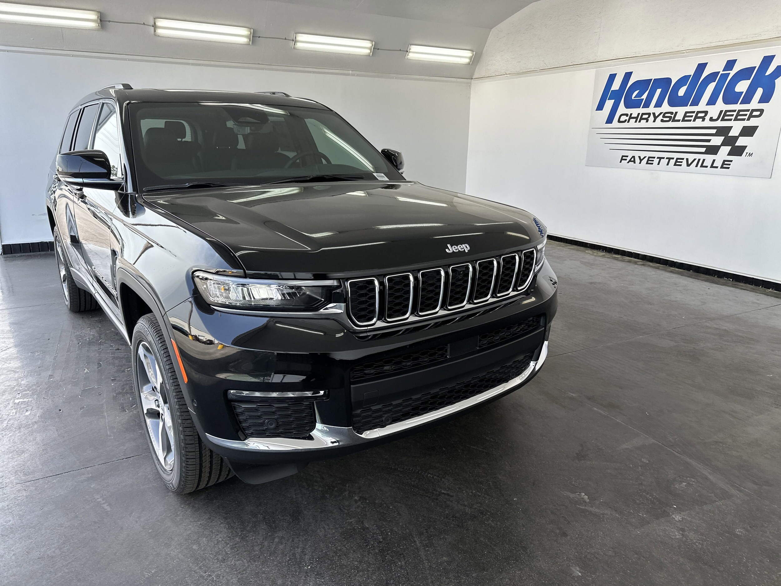 2025 Jeep Grand Cherokee Limited photo 2