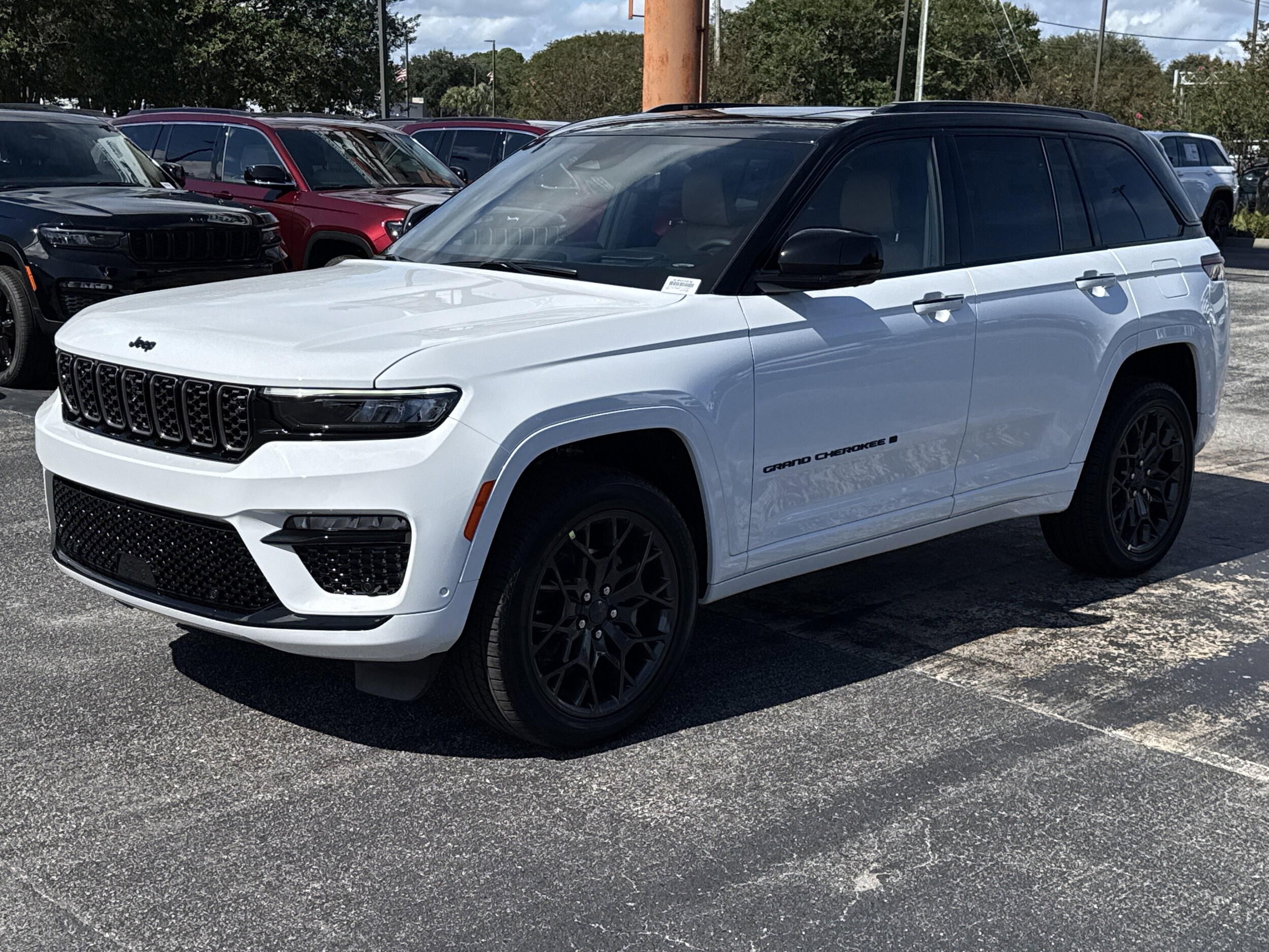 2025 Jeep Grand Cherokee Summit photo 3