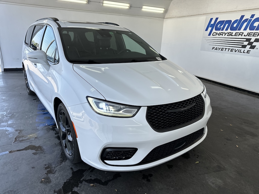 Used 2022 Chrysler Pacifica Limited Minivan