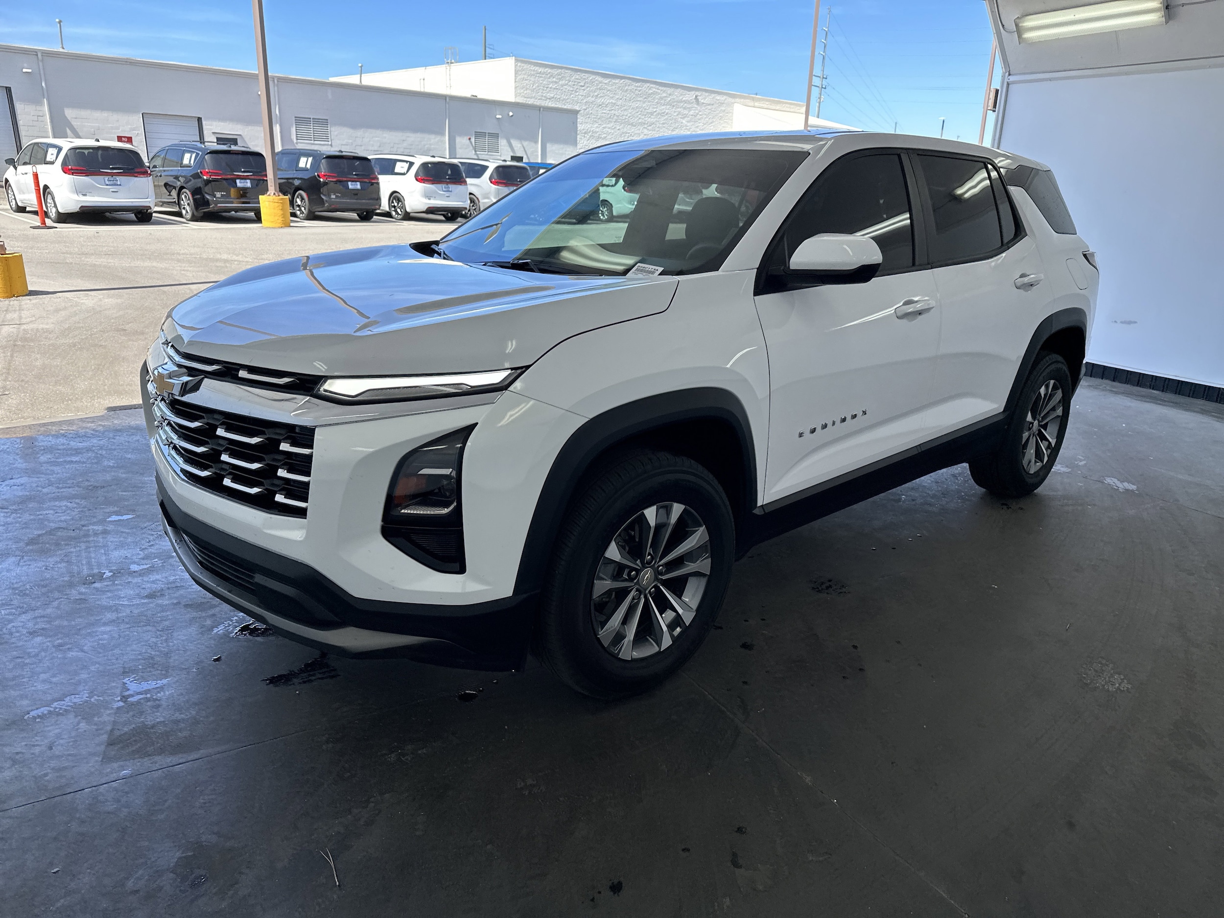 2025 Chevrolet Equinox FWD LT photo 2