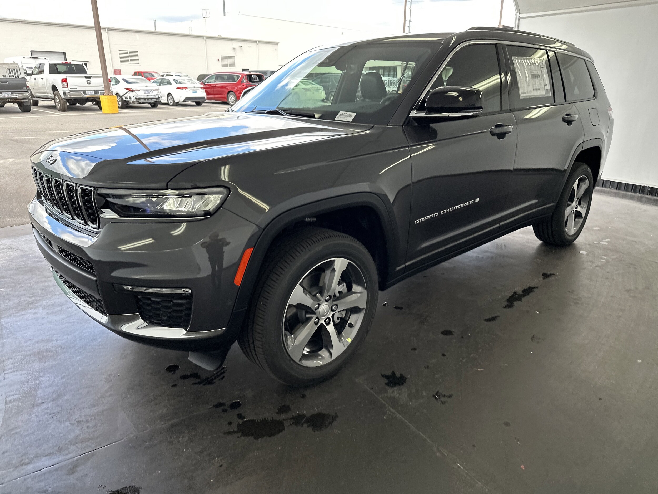 2025 Jeep Grand Cherokee Limited photo 3