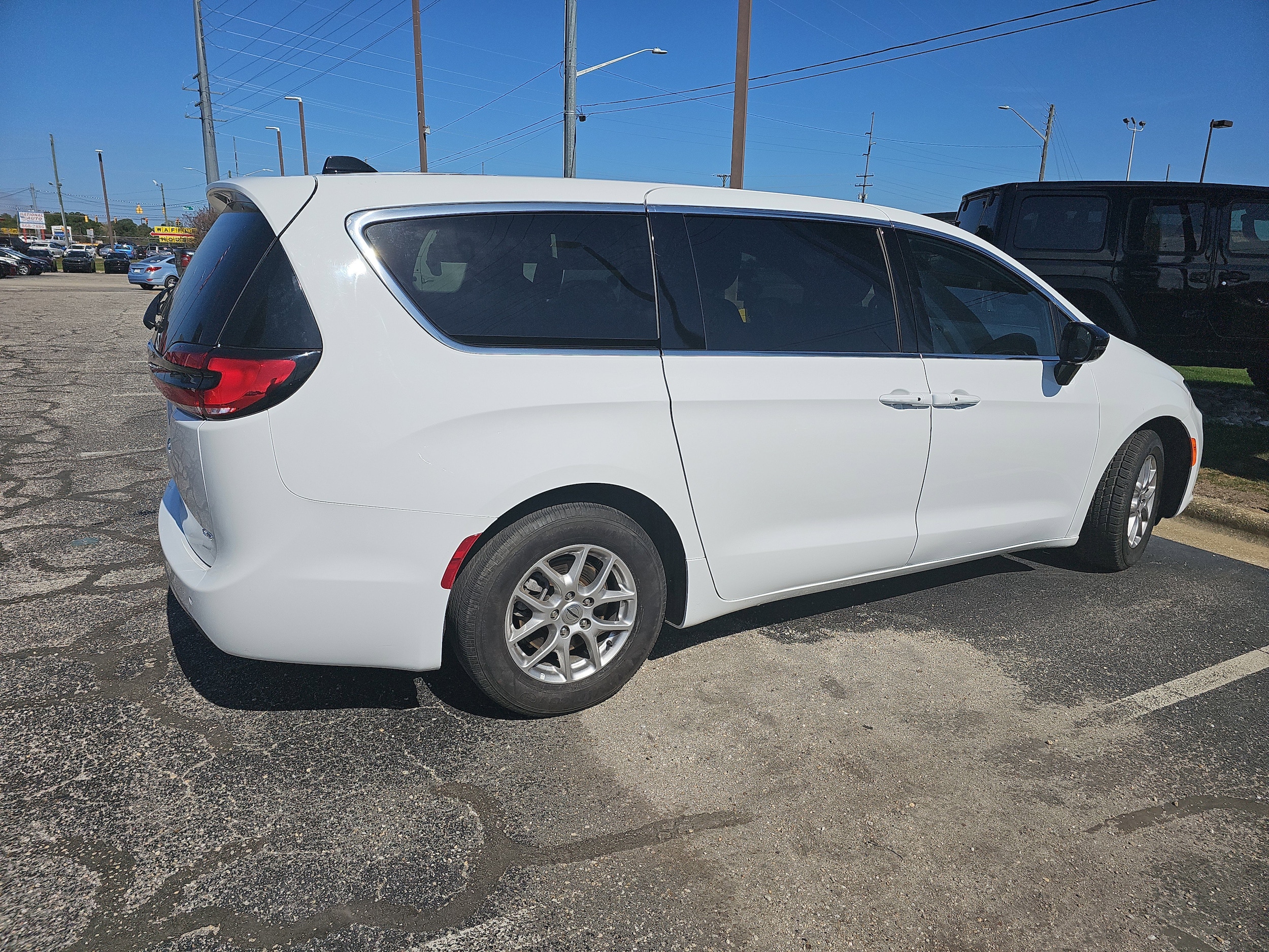 2025 Chrysler Pacifica Select photo 5