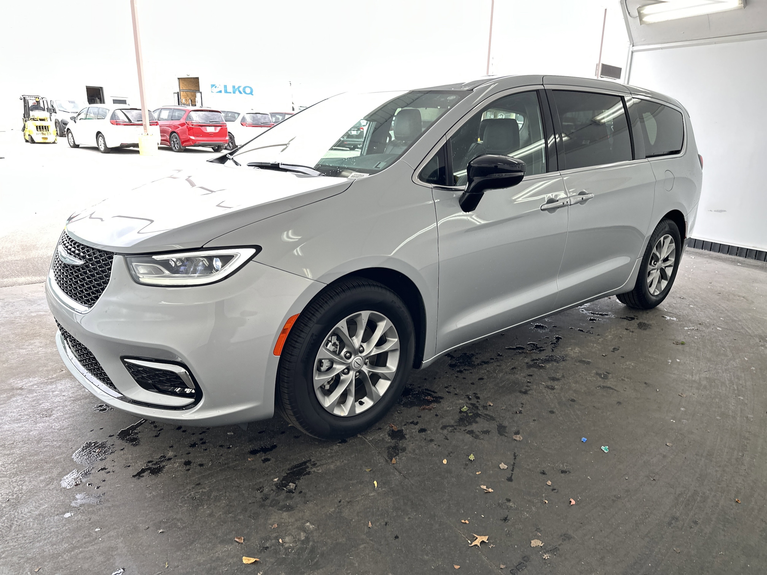 2026 Chrysler Pacifica Limited photo 2