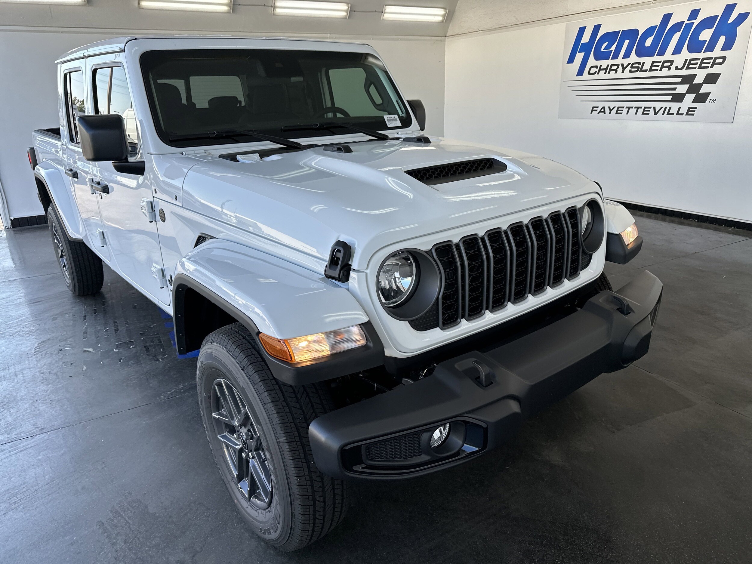 2025 Jeep Gladiator Sport S photo 2