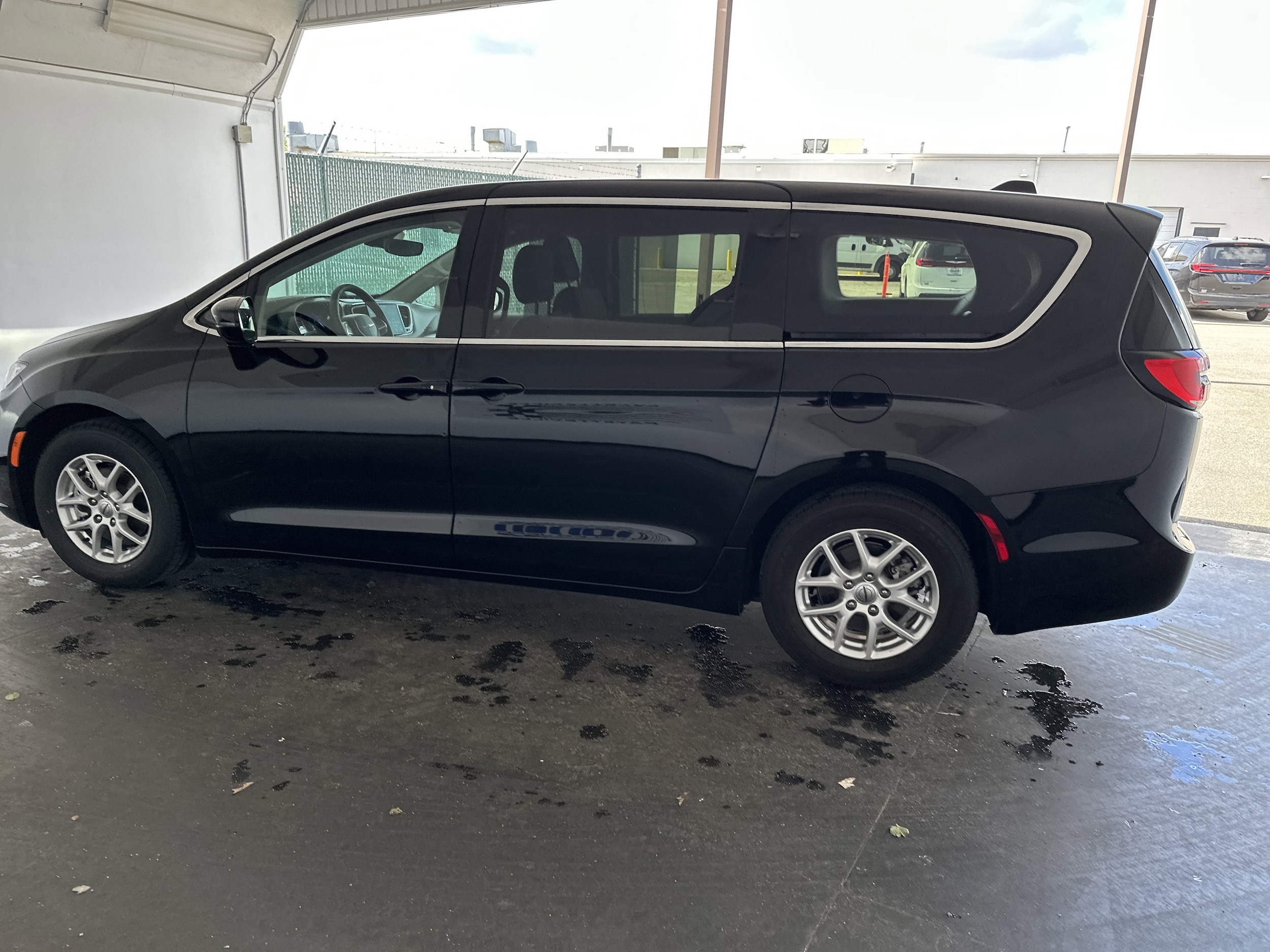 2024 Chrysler Pacifica Touring L photo 5