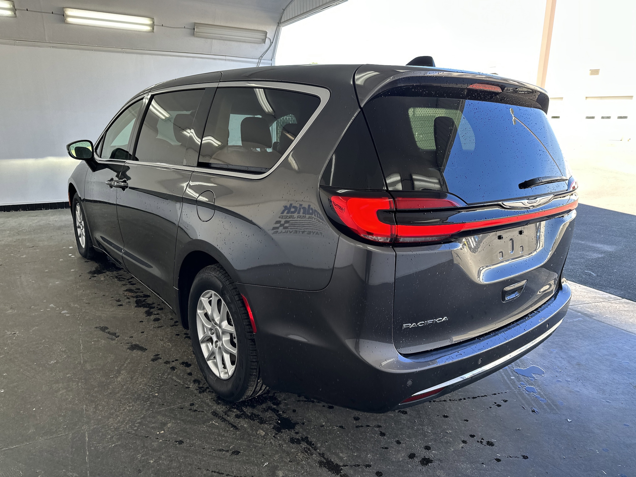 2023 Chrysler Pacifica Touring L photo 6