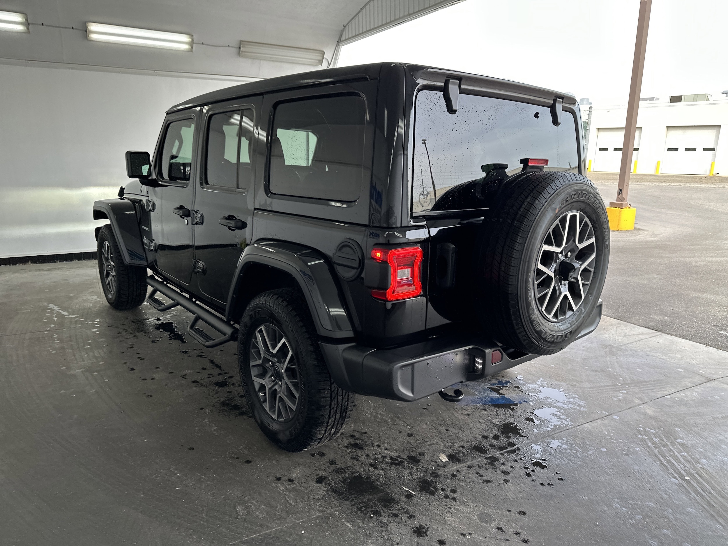 2024 Jeep Wrangler Sahara photo 5