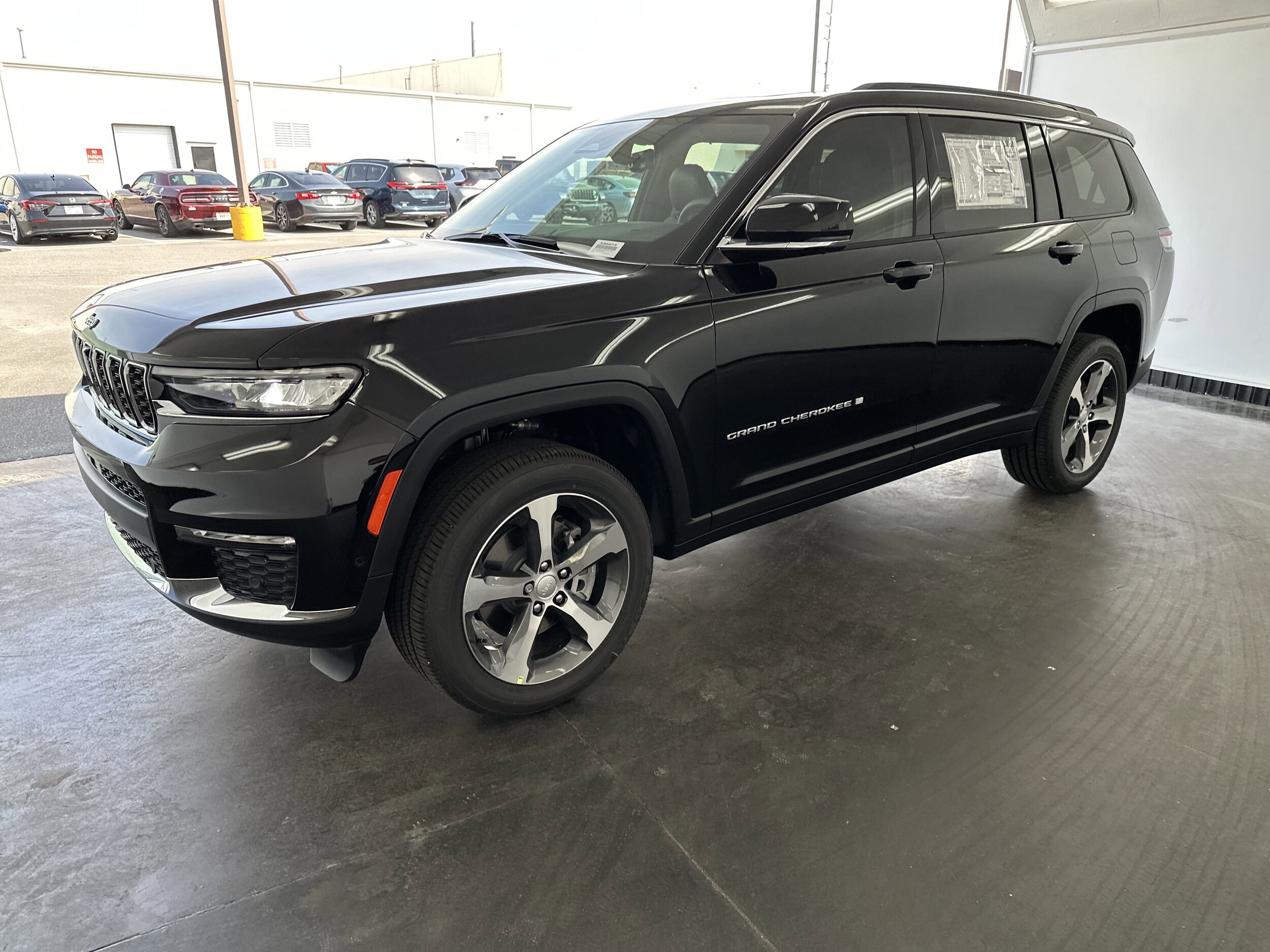 2025 Jeep Grand Cherokee Limited photo 3