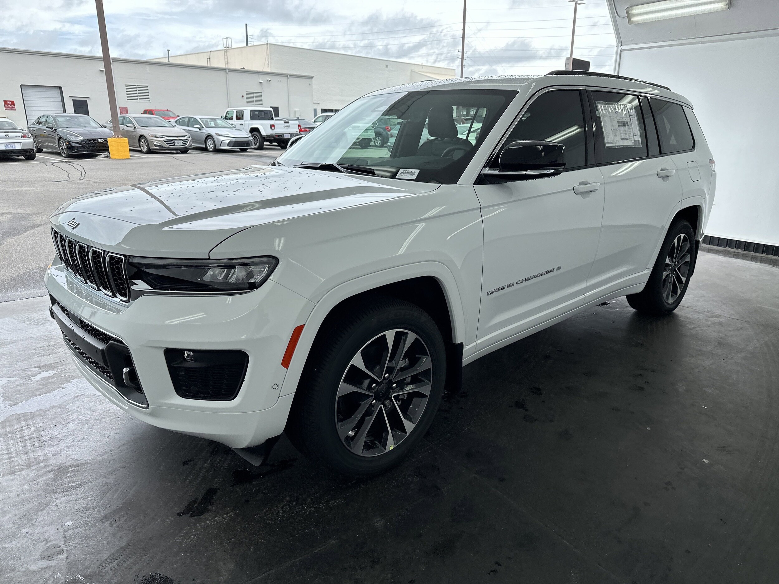 2025 Jeep Grand Cherokee Overland photo 3