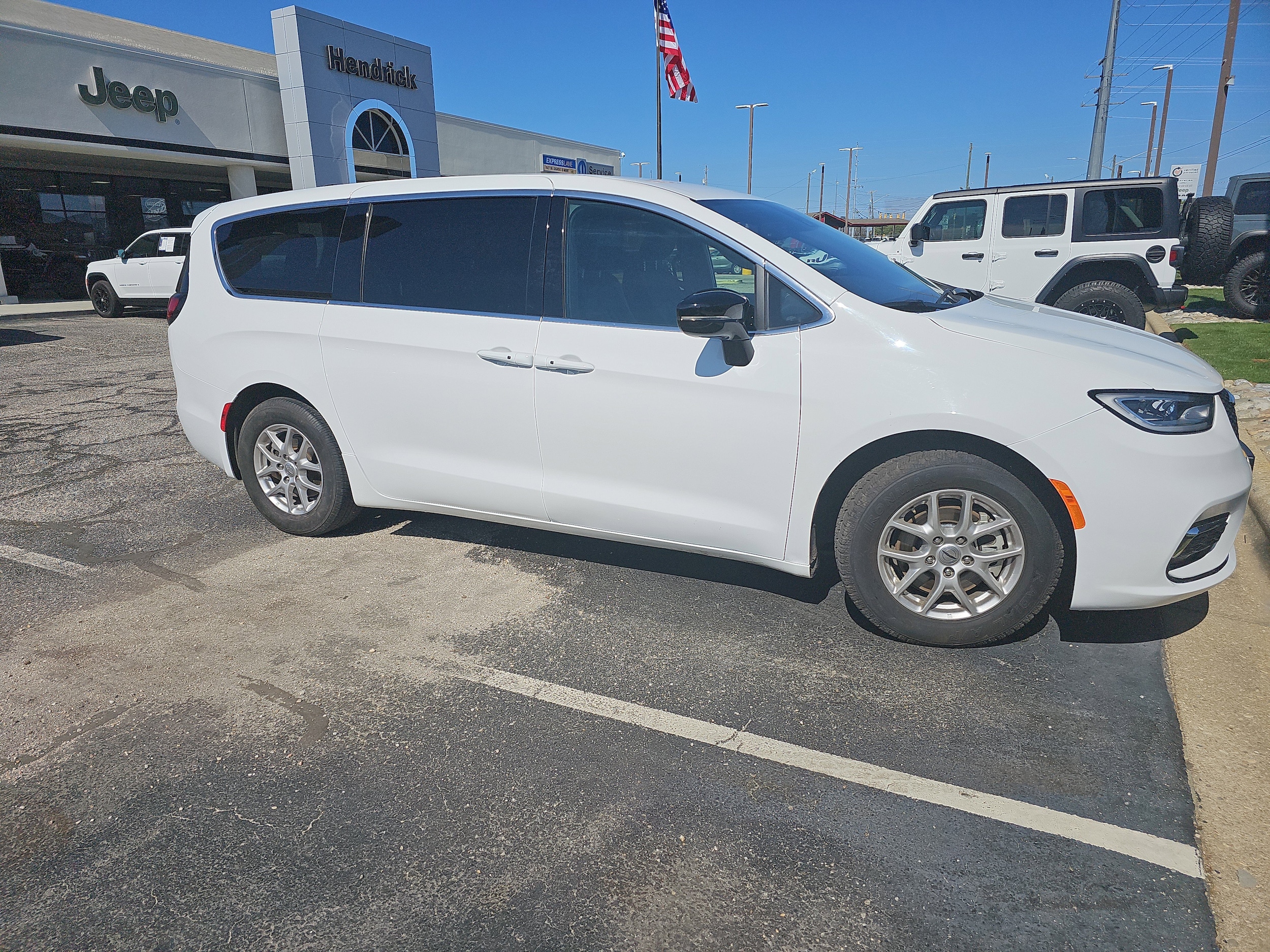 2025 Chrysler Pacifica Select photo 3